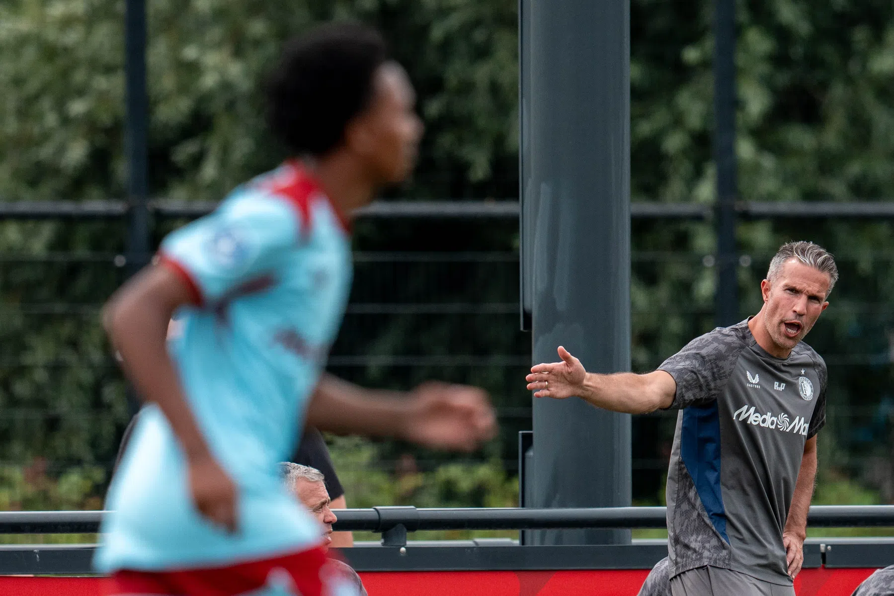 Van Persie baalt van lekken bij Feyenoord: 'Zit mogelijke transfers in de weg'