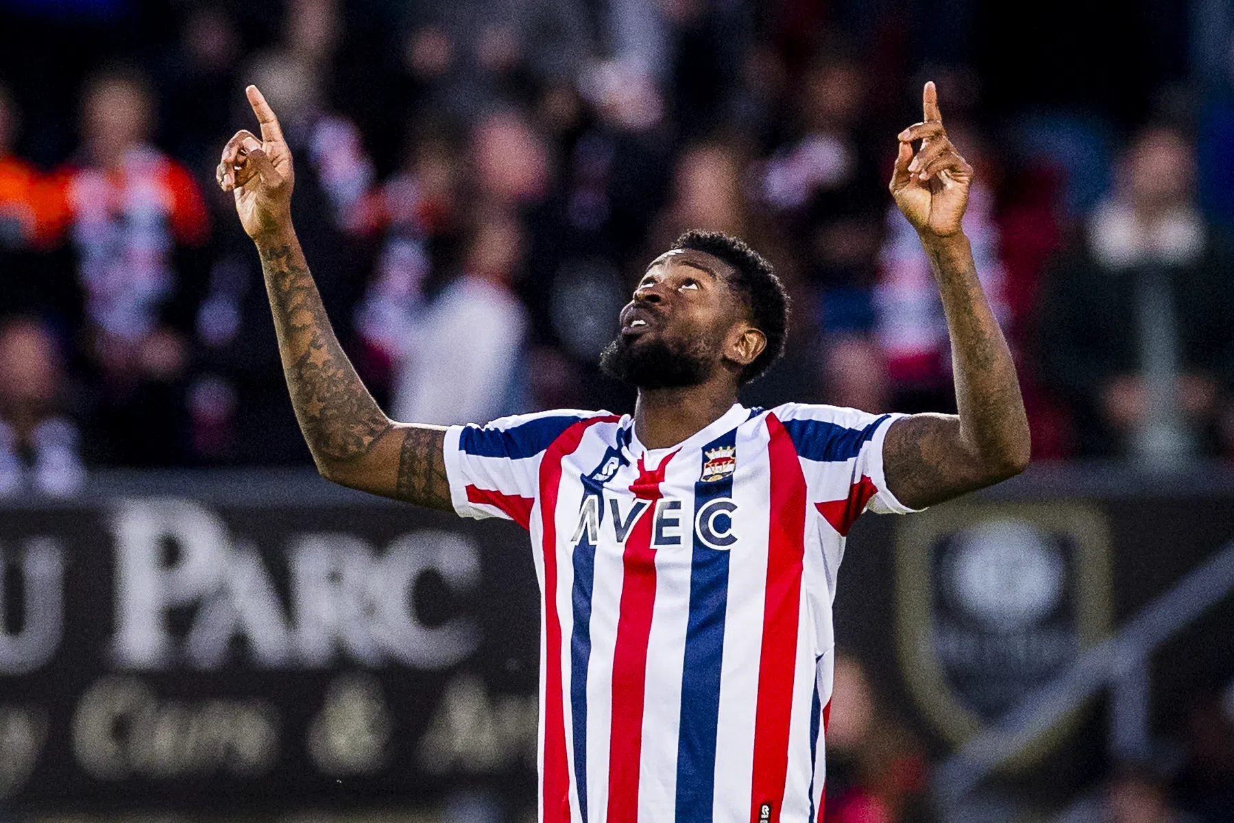 Voetbalavonturier Bokila (36) slaat na vertrek bij Willem II zijn vleugels weer uit