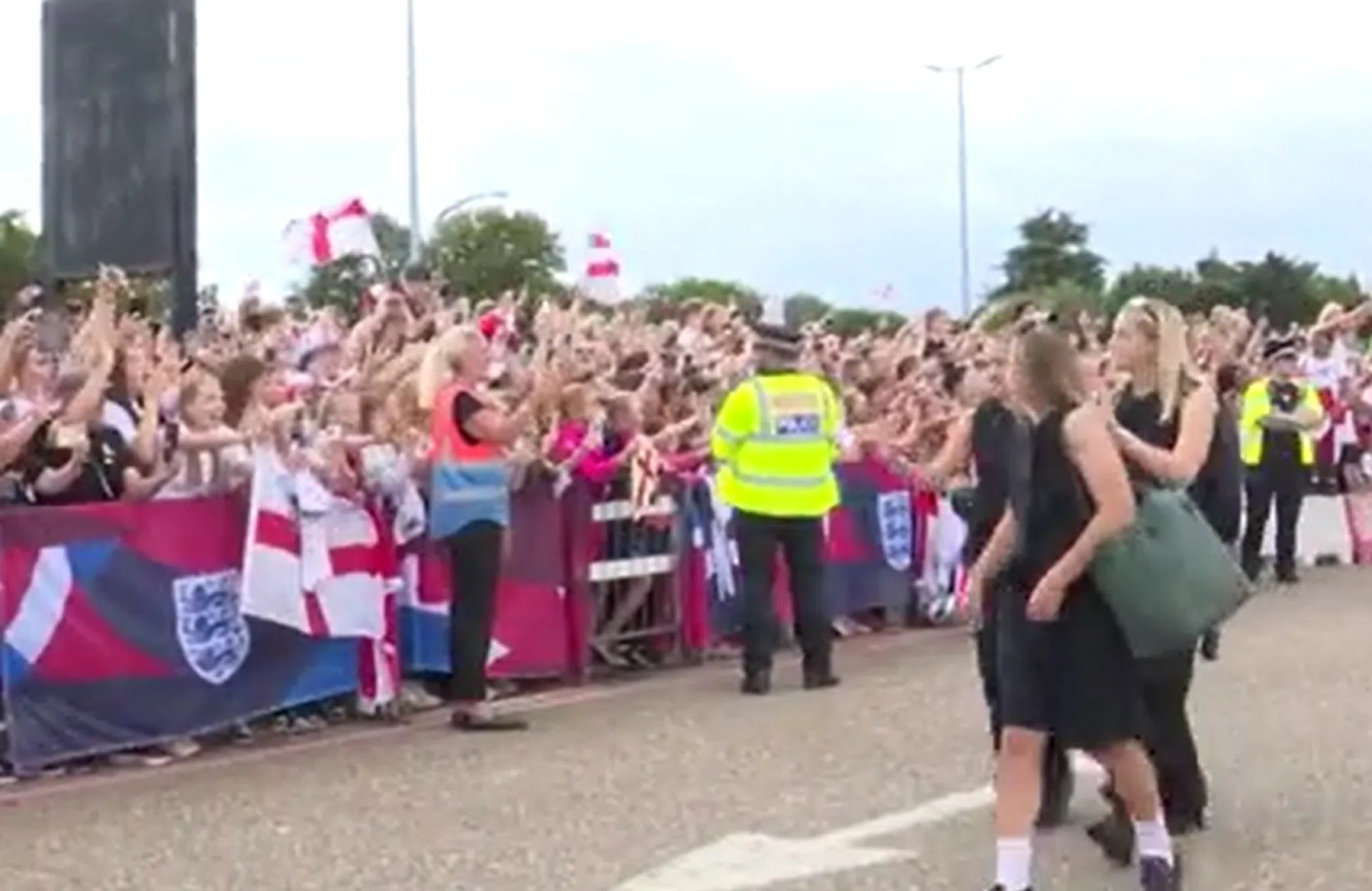 Honderden Engelse fans onthalen Wiegman en speelsters na EK-winst