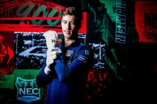 Thumbnail for article: Hoe de megadeal van NEC-doelman Roefs tot stand kwam