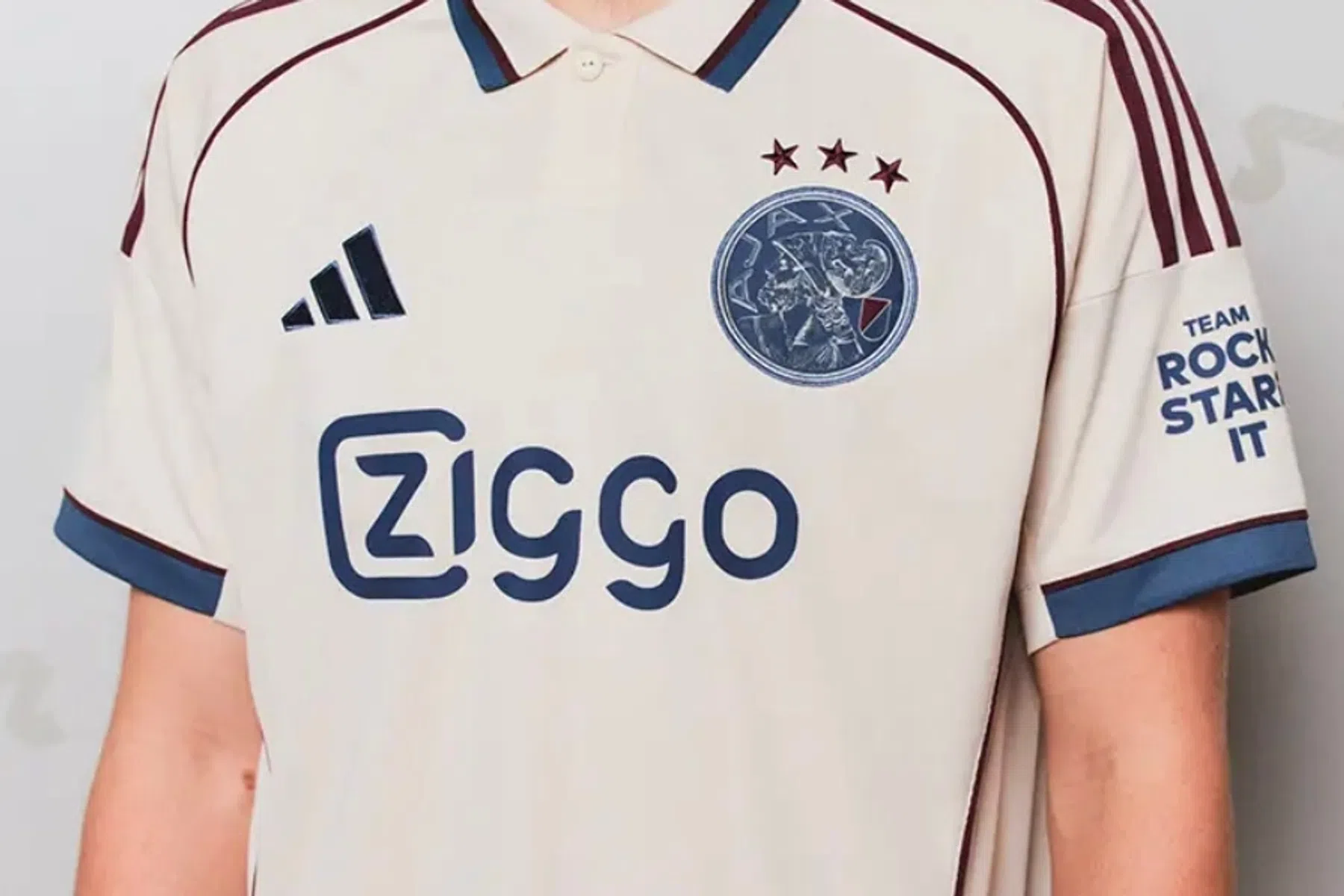 Ajax presenteert het derde shirt, met verwijzing naar jubileumjaar