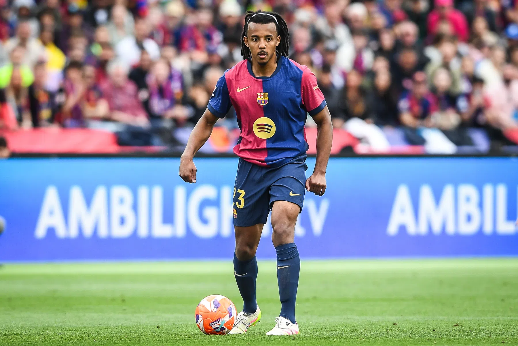 Koundé kondigt contractverlenging aan, maar wacht tot terugkeer in Barcelona 