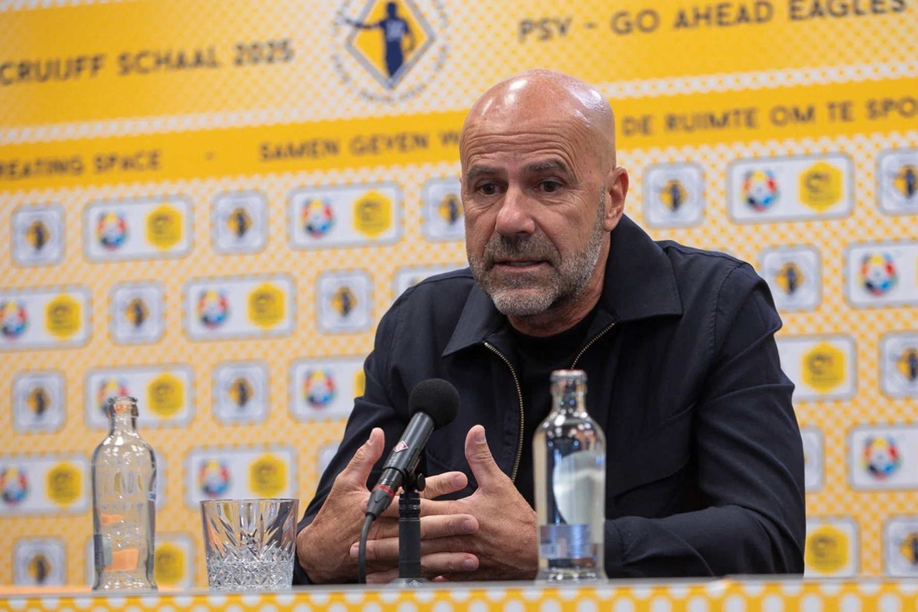 Bosz voelt mee met Vitesse-supporters: 'De club wordt van ze afgepakt'