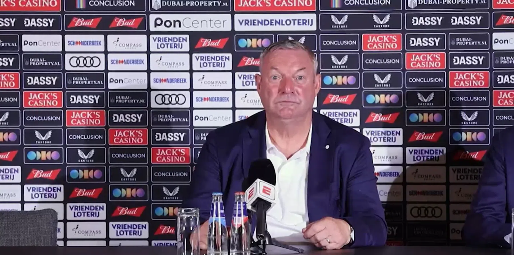 Ron Jans niet te spreken over 'pitch invader': 'Welke ouder laat zoiets toe?'