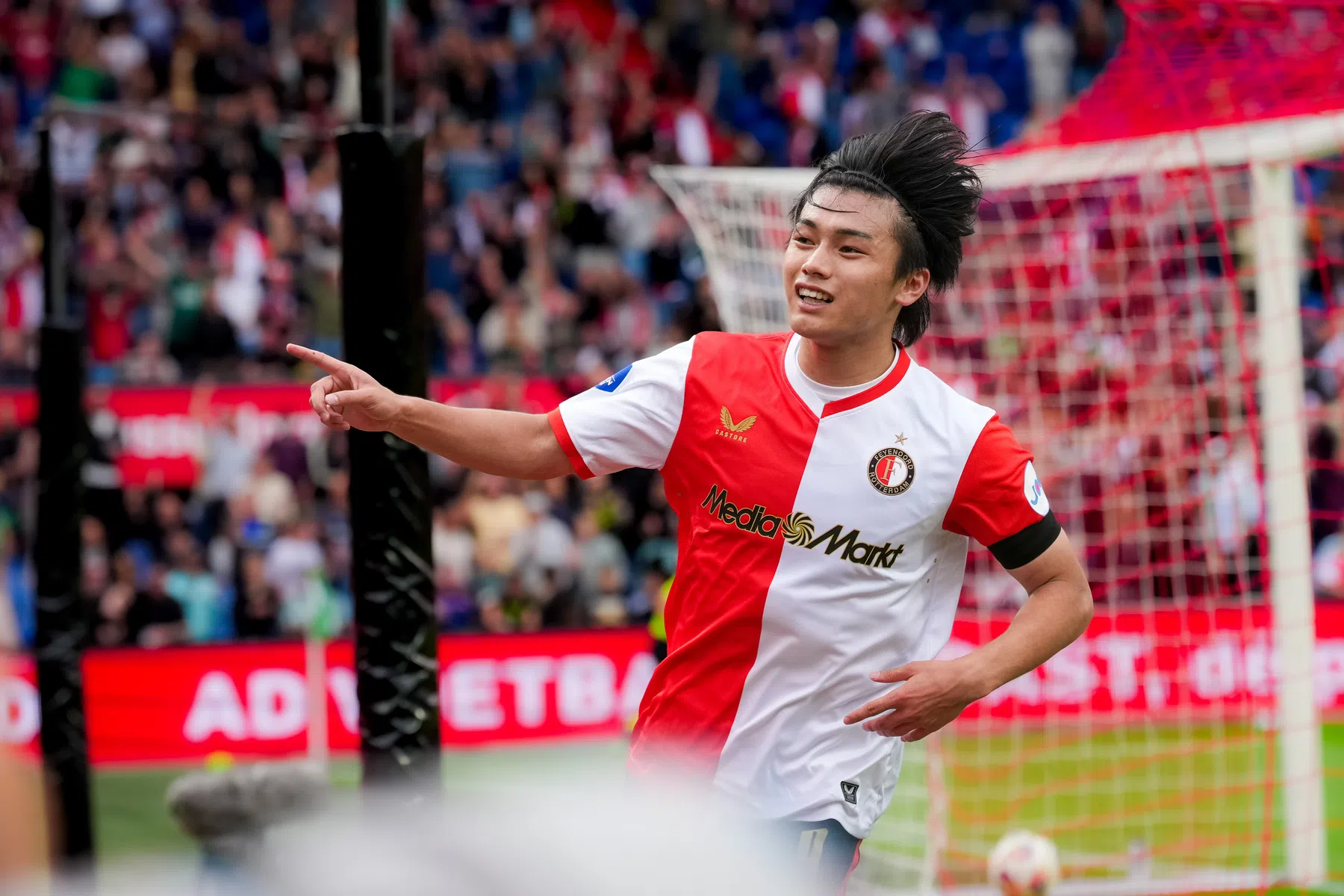 Feyenoord verplettert VfL Wolfsburg in niet uitgespeeld duel en is klaar voor 'Fener'