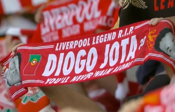 Anfield eert Jota: You'll Never Walk Alone klonk zelden zó emotioneel