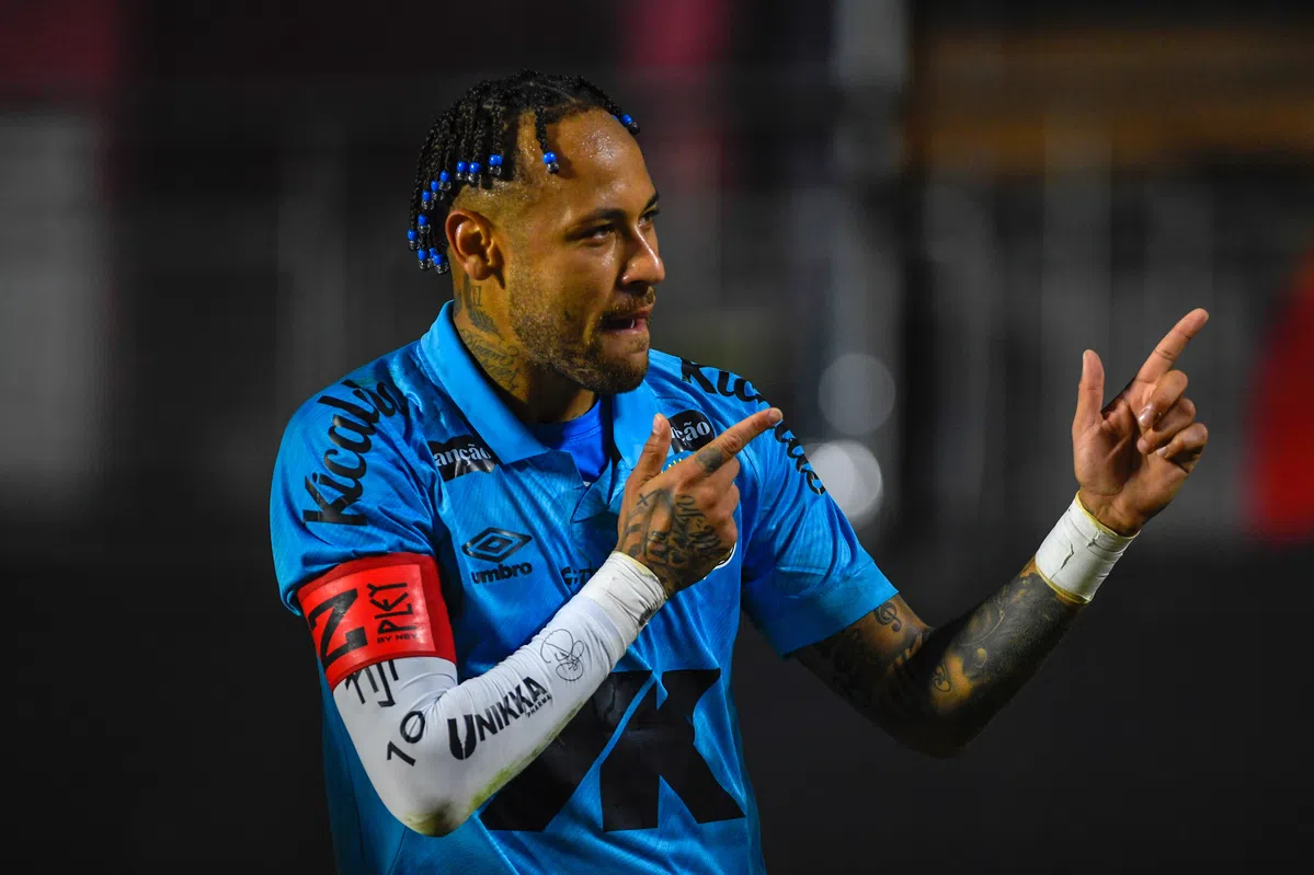 Neymar tilt Santos met twee treffers uit degradatiezone