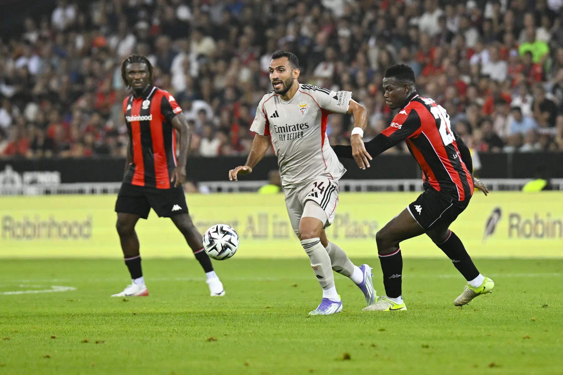 Benfica zegeviert aan Côte d'Azur en is dicht bij play-offs