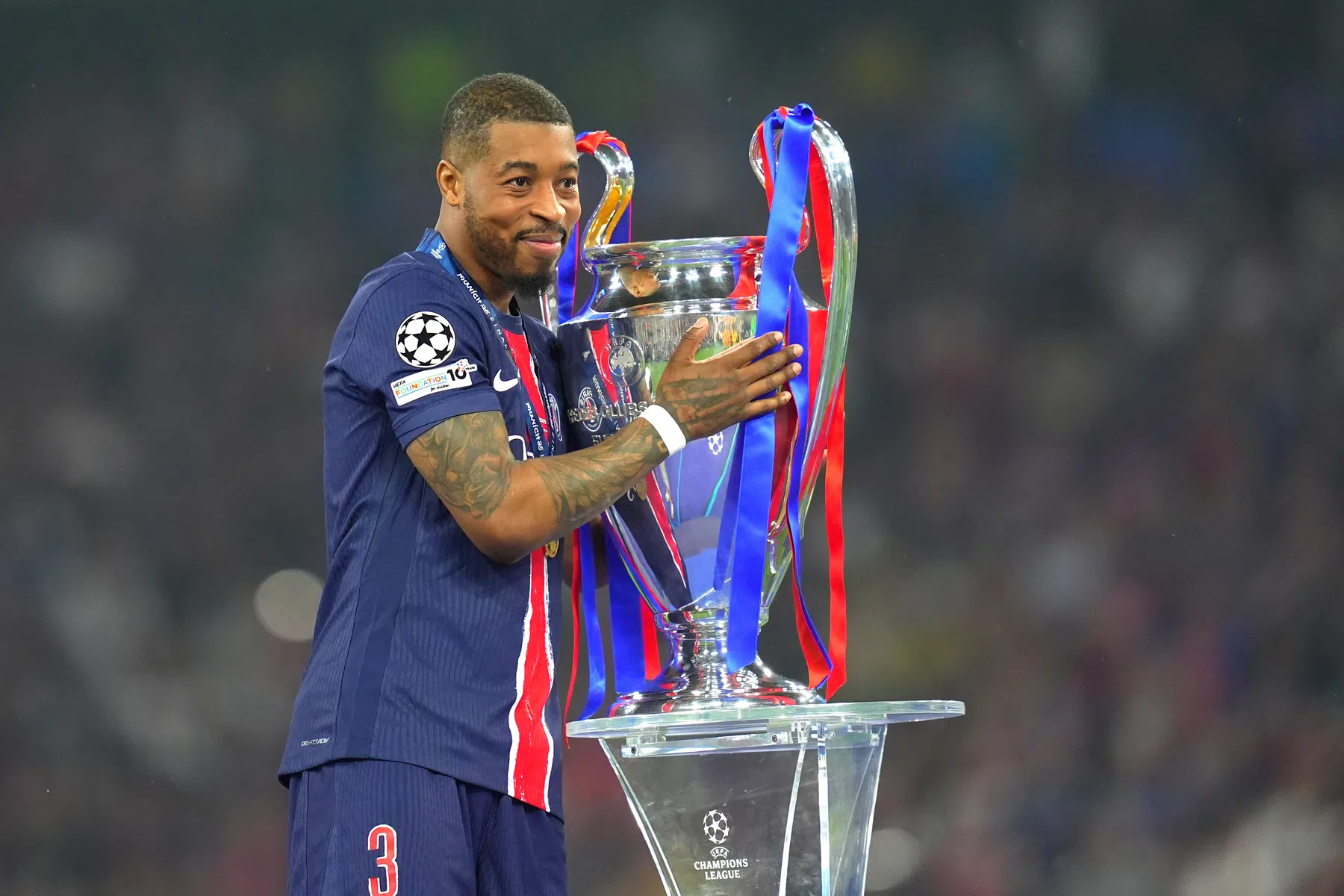 'PSG wil na twintig jaar afscheid nemen van blessuregevoelige Kimpembe'