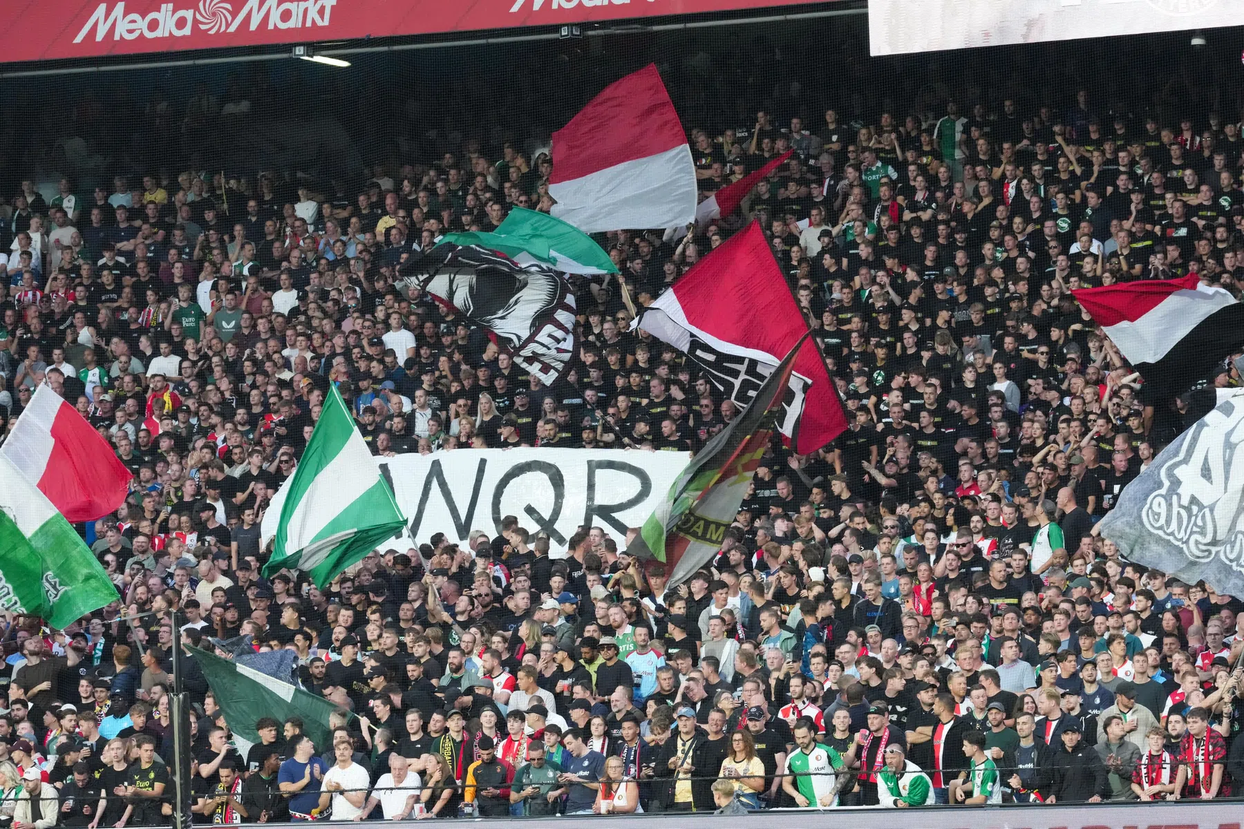 Indrukwekkend eerbetoon aan Ove Kindvall in De Kuip