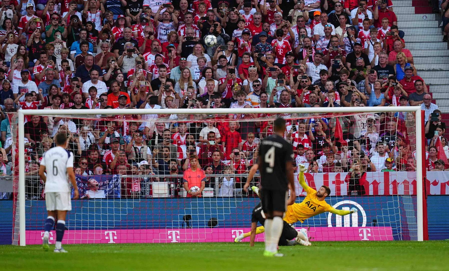 Bayern veegt vloer aan met Spurs ondanks enorme misser Kane