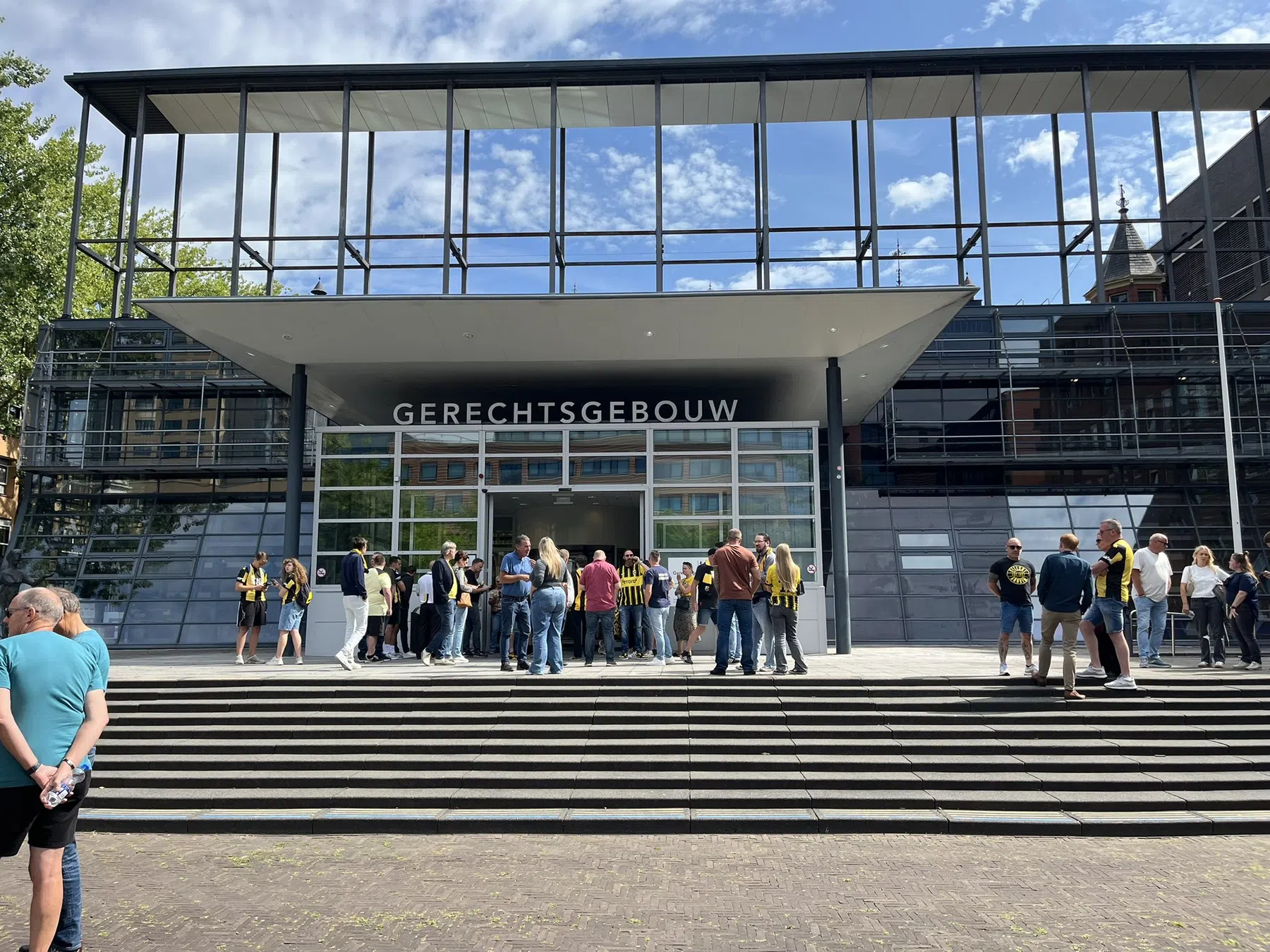 Massale steun voor Vitesse: supporters reizen af naar rechtbank