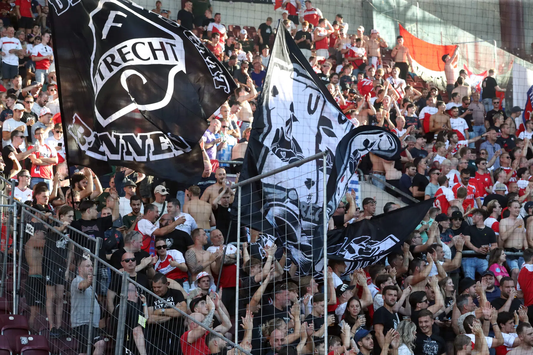 Zwitserse media onder indruk van Utrecht-fans: 'Alsof ze thuis speelden'