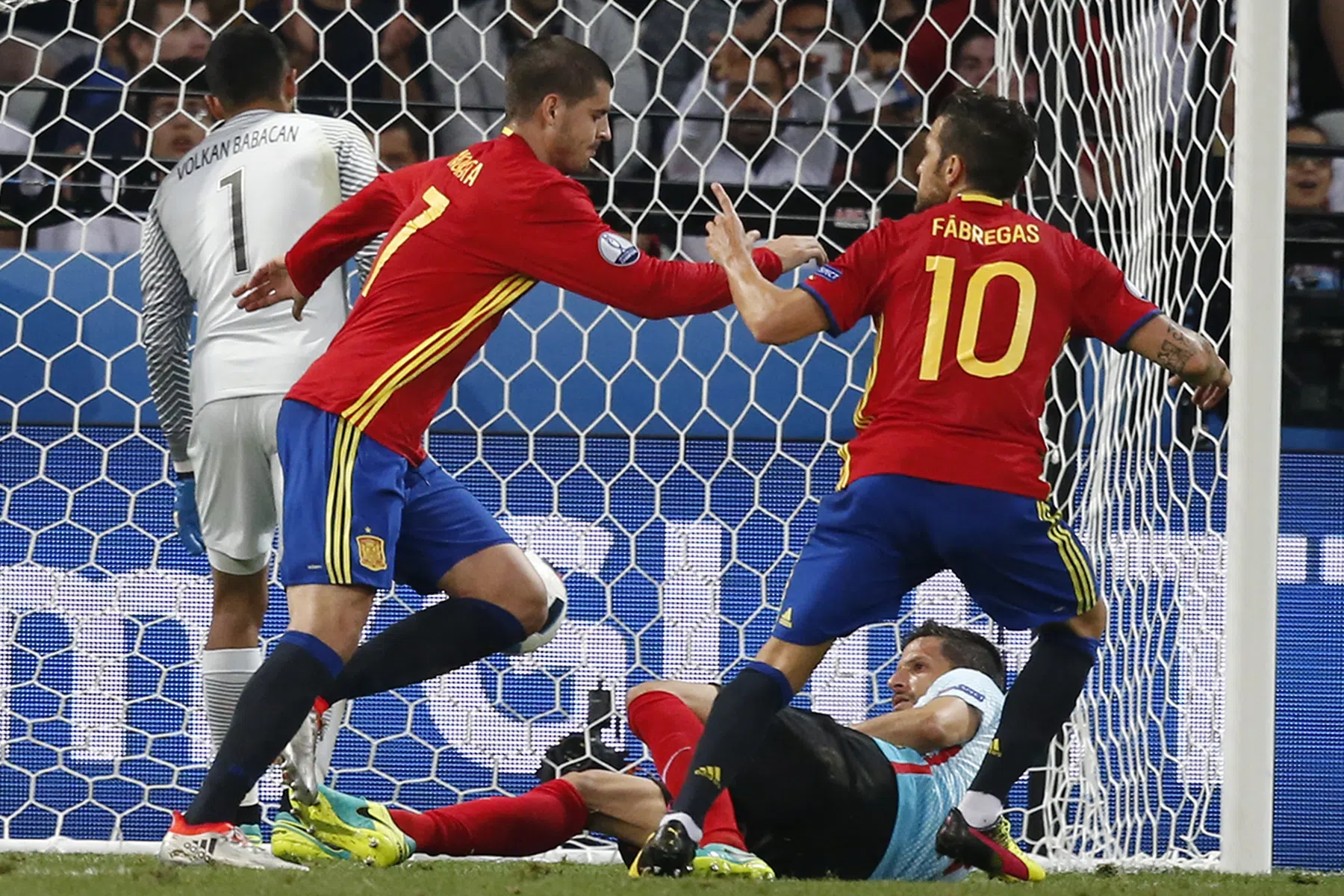 Como heeft weer beet: Morata tekent bij vriend Fàbregas