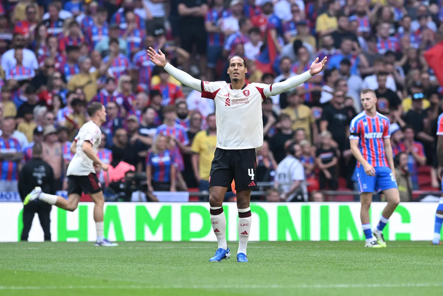 Virgil van Dijk hoopt op meer aanwinsten bij Liverpool
