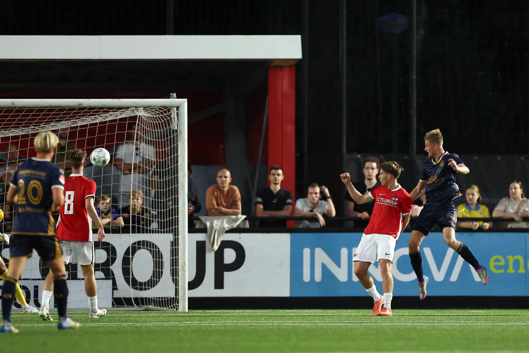 Matchwinner Uneken dankt kopkwaliteiten mede aan De Jong