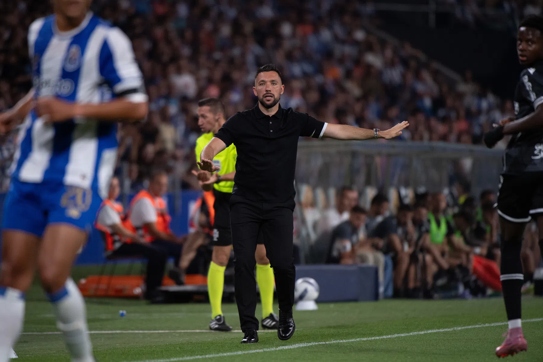 Flitsende start Farioli bij FC Porto, De Jong debuteert als invaller