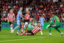 Thumbnail for article: Aanvallen met de deur op slot: dit is de balansoefening van Peter Bosz