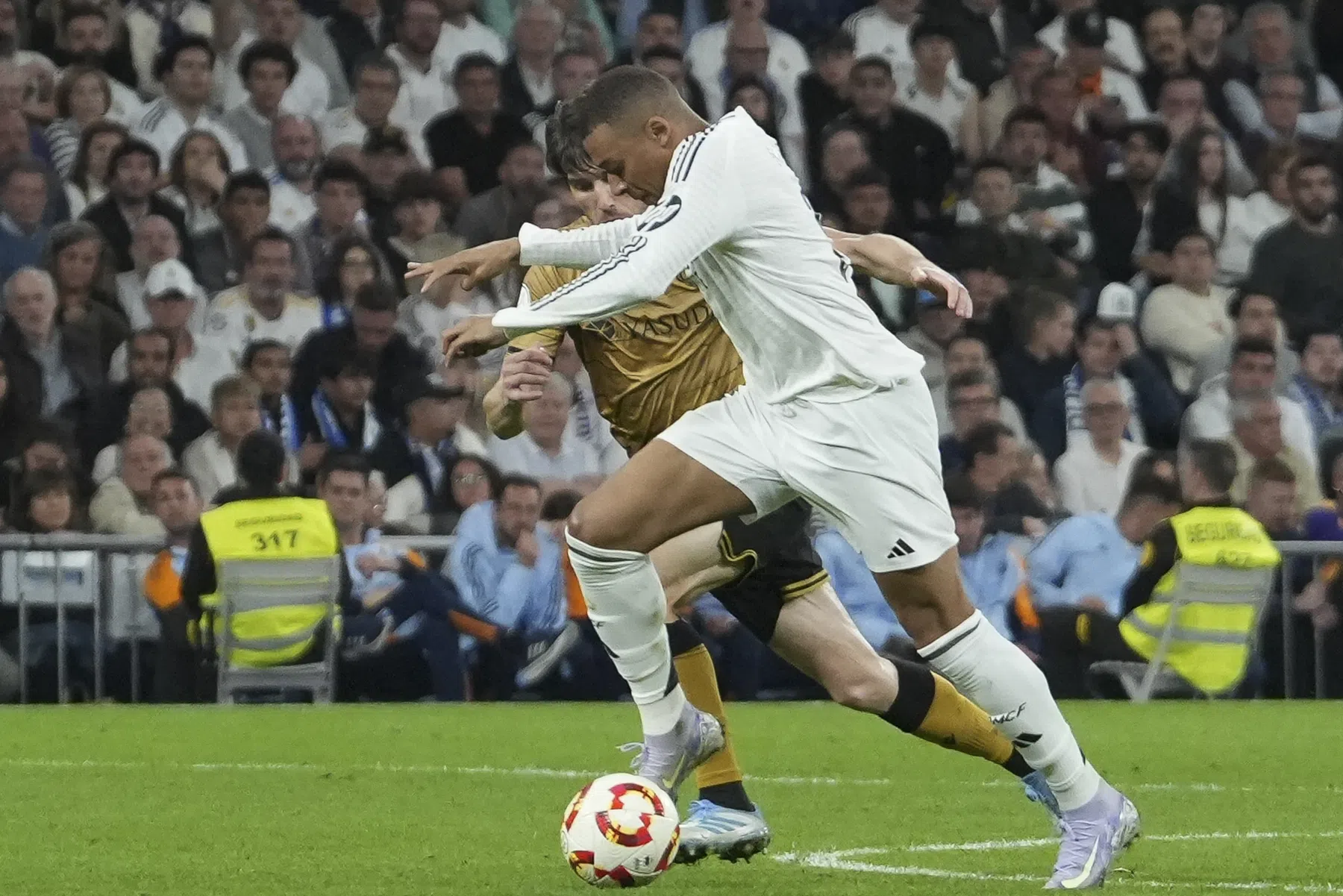 Goals en veldbestorming: Mbappé steelt show bij enige oefenduel Real