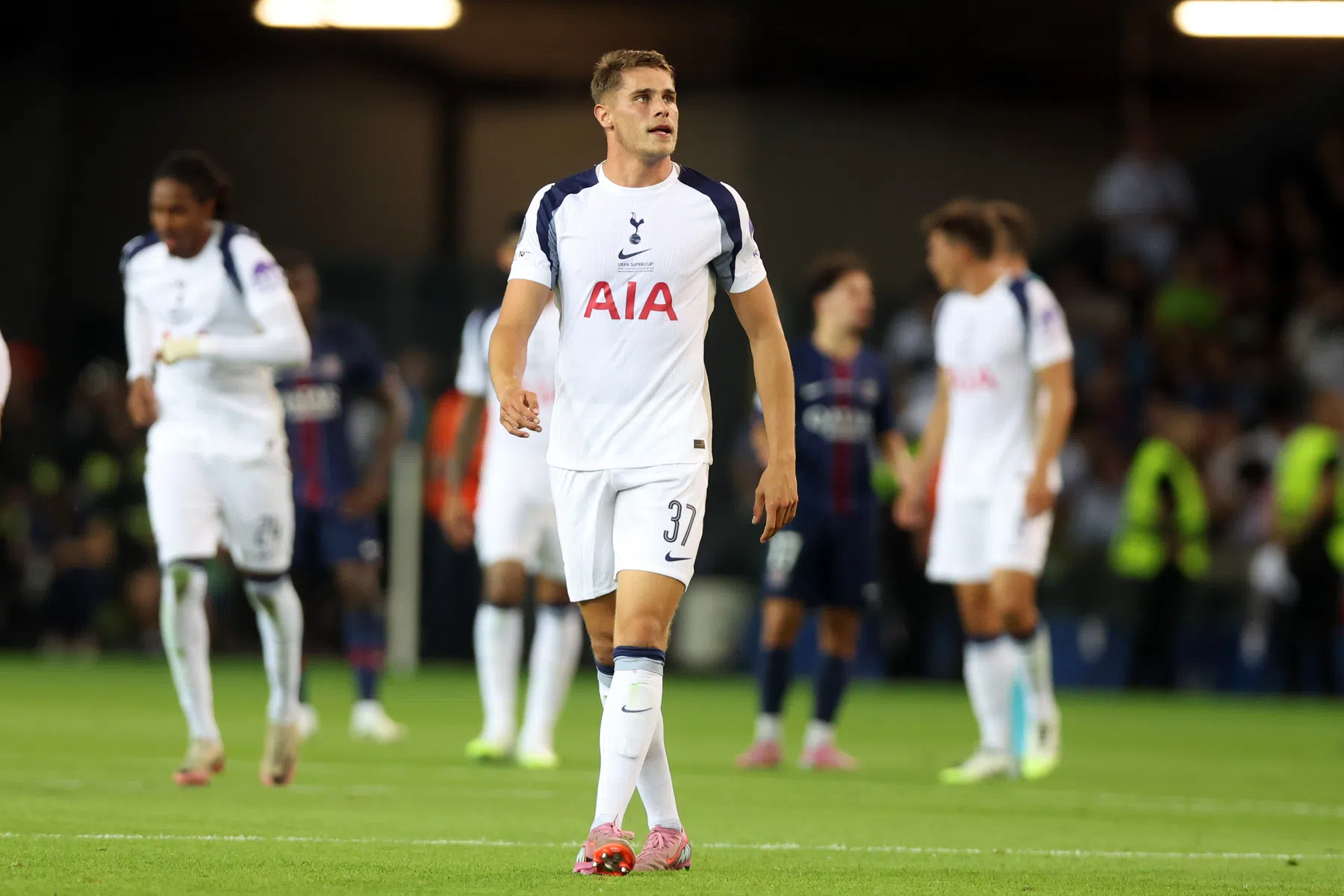 Van de Ven van held naar schlemiel: PSG wint Super Cup van Spurs na pingels