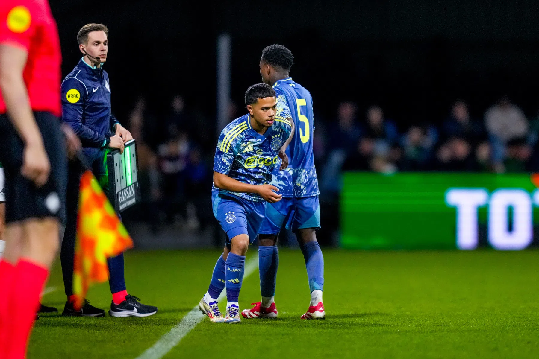 Ajax doet zaken met partnerclub Como en verkoopt twee jeugdspelers