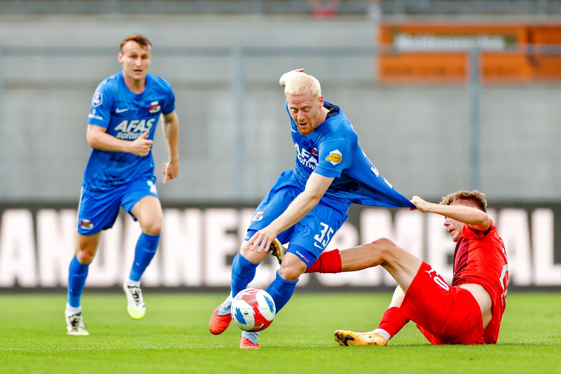 AZ overleeft vroege rode kaart en wint na late strafschop in Vaduz