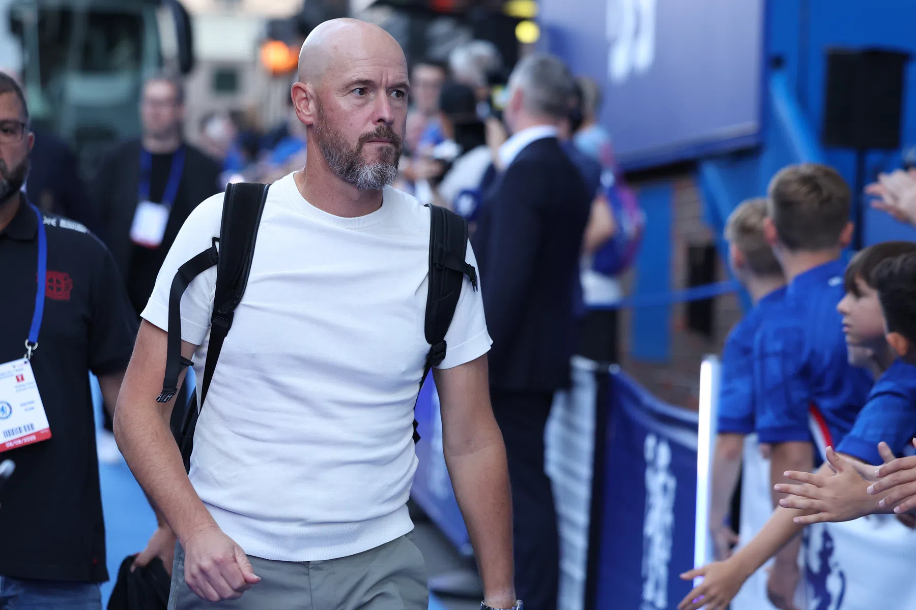 Ten Hag wint bij debuut na hagelstenen en twee rode kaarten, assist Poku