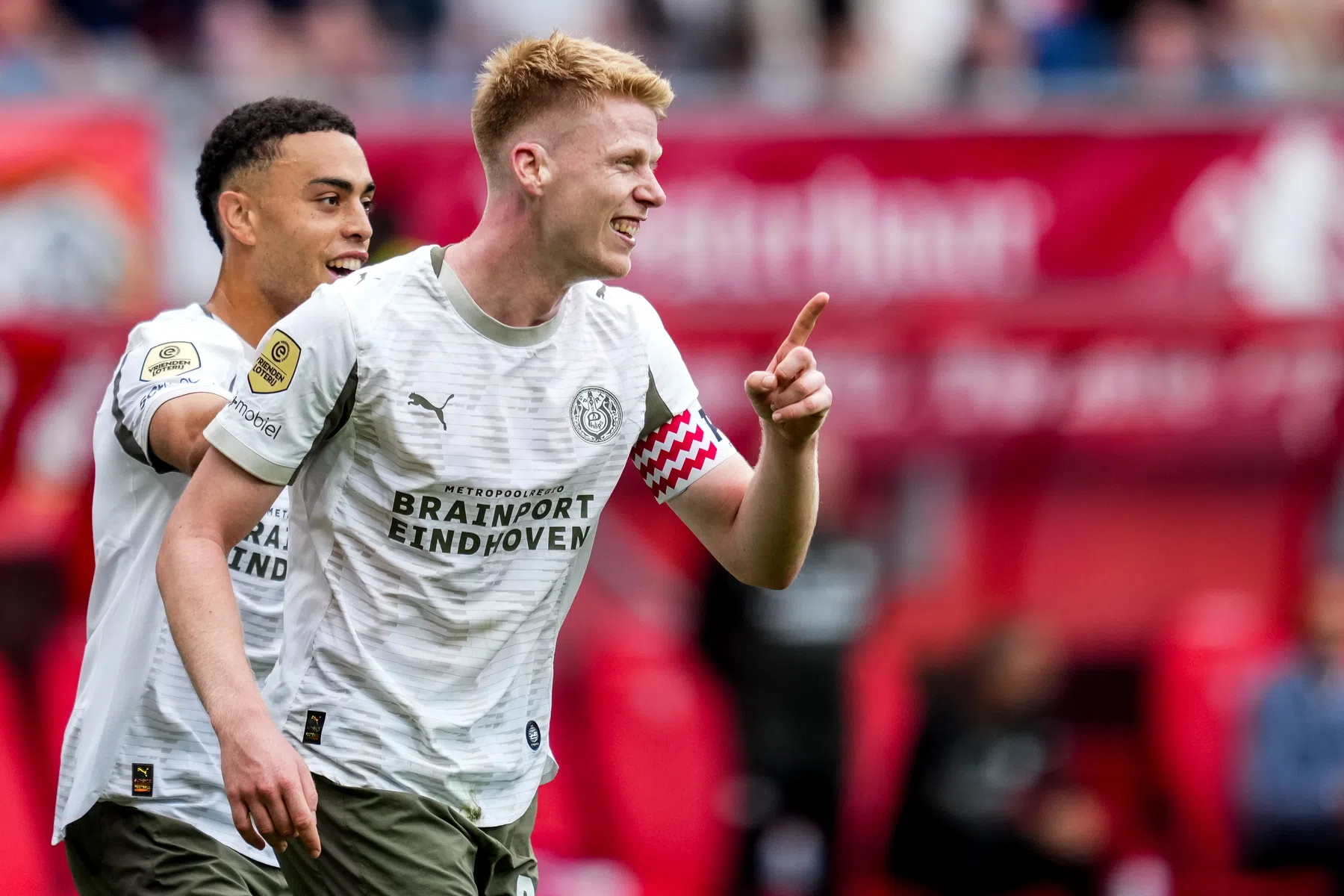Strijdlustig FC Twente kan PSV slechts een helft bijbenen