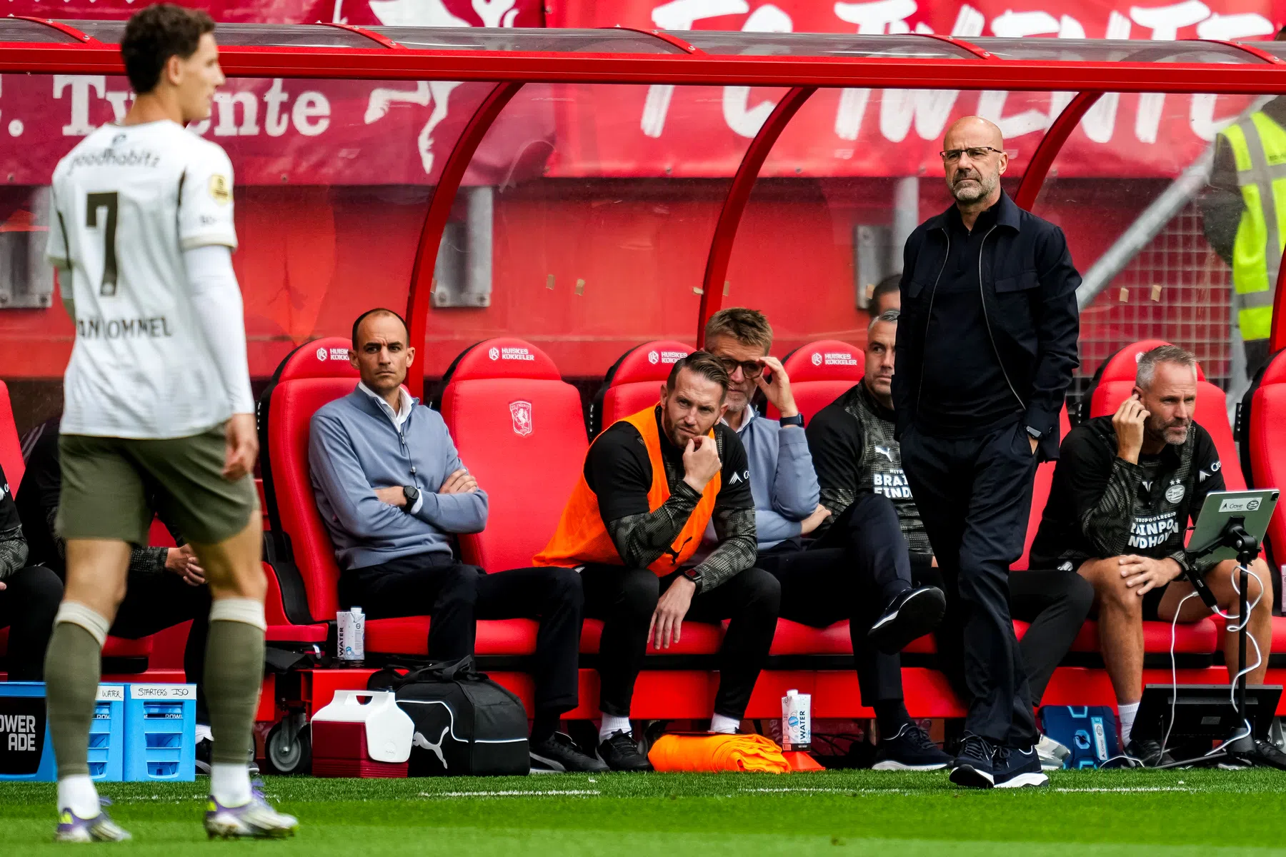 Blessure Pléa baart Bosz zorgen: 'Zijn knie knikte heel eng weg'