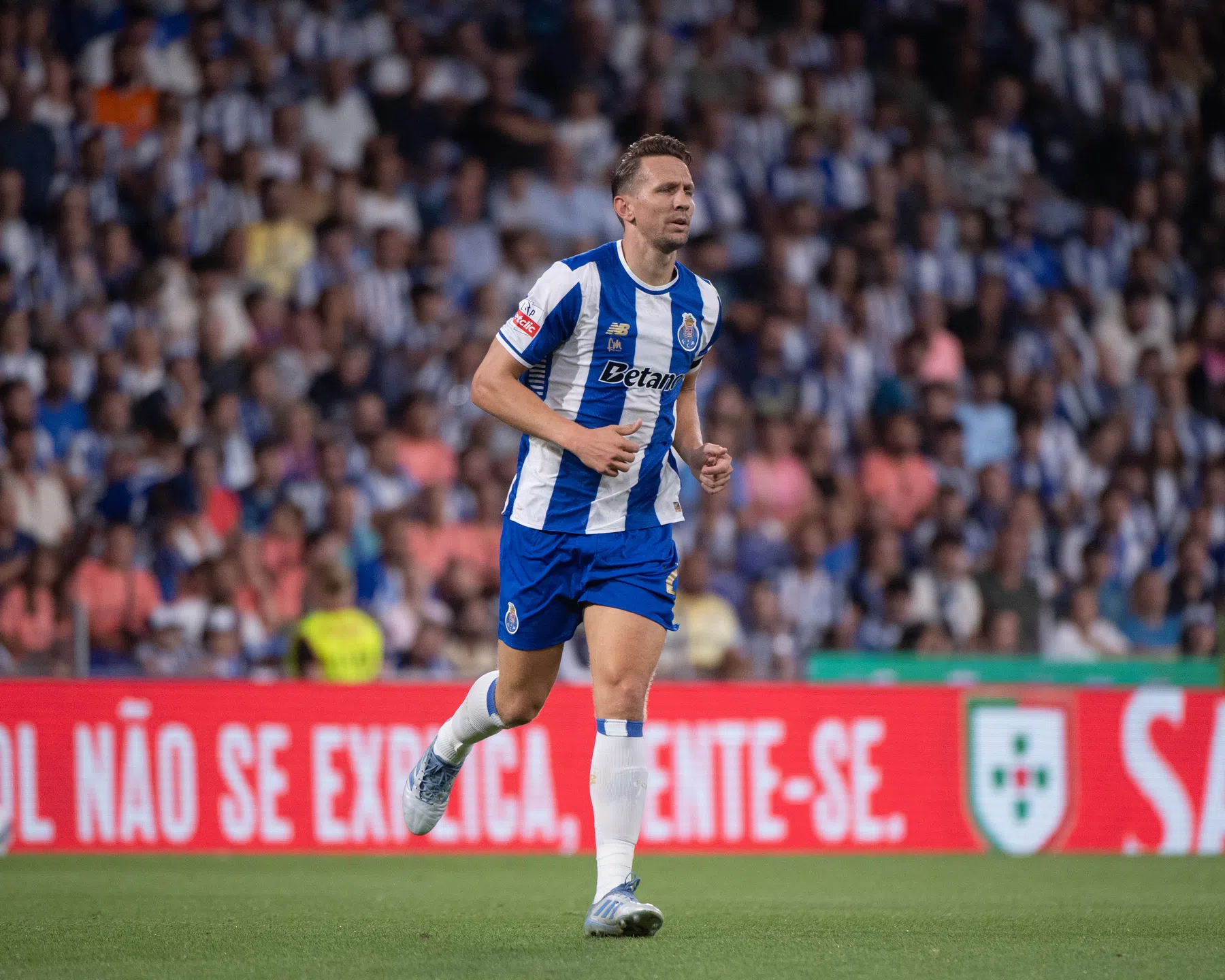 FC Porto wint weer: concurrent Luuk de Jong in tranen na oplopen blessure