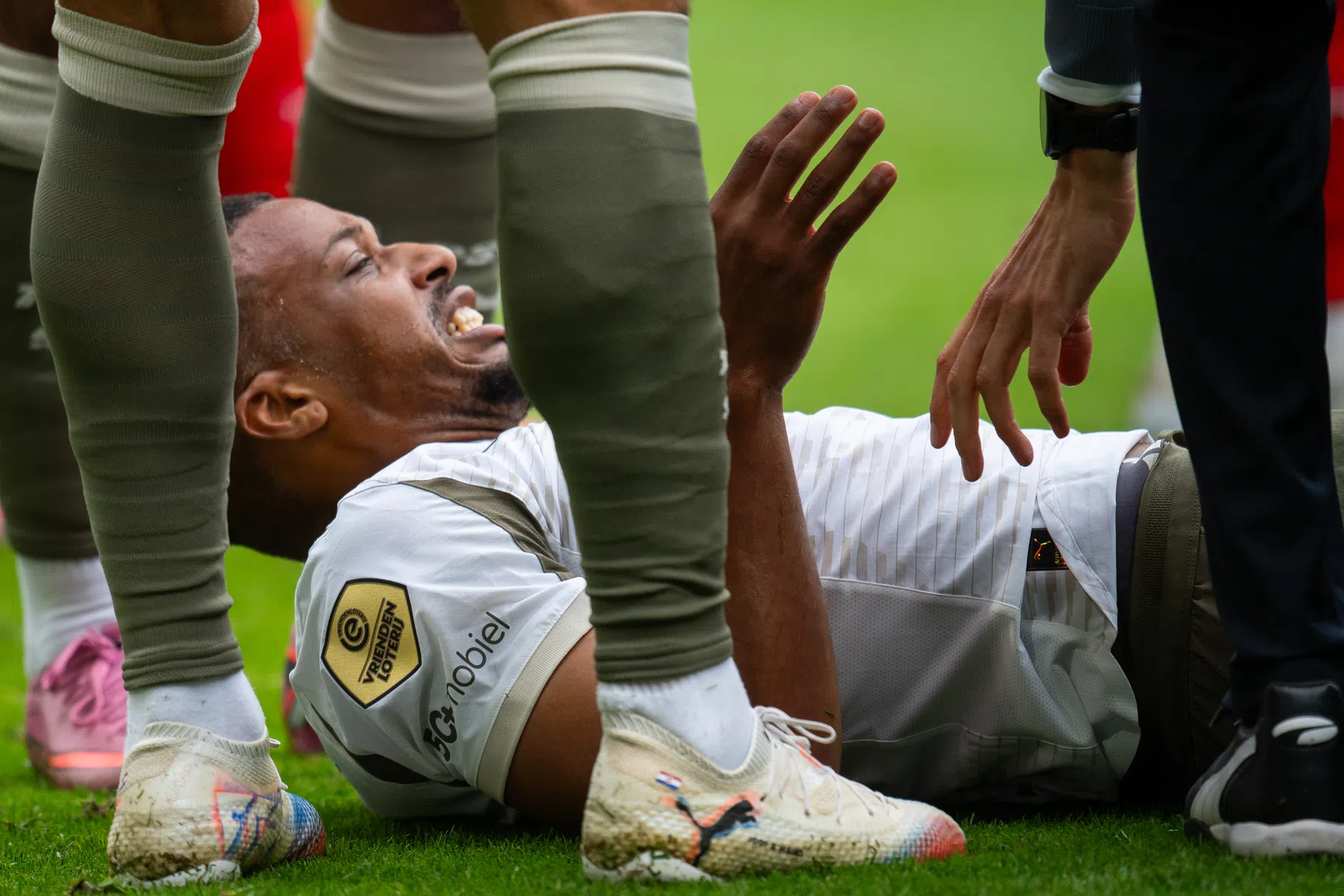 Vrees bewaarheid: knieblessure houdt PSV’er Pléa maanden aan de kant