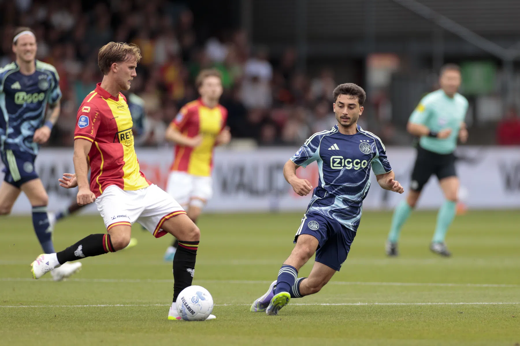Van Hooijdonk kraakt in rust gewisselde Moro: 'Leek helemaal nergens op'