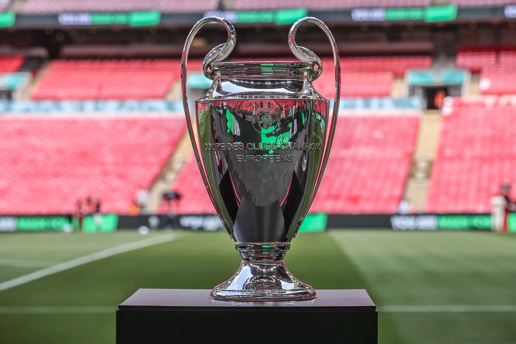 Dans om laatste CL-tickets: vier debutanten in het miljardenbal