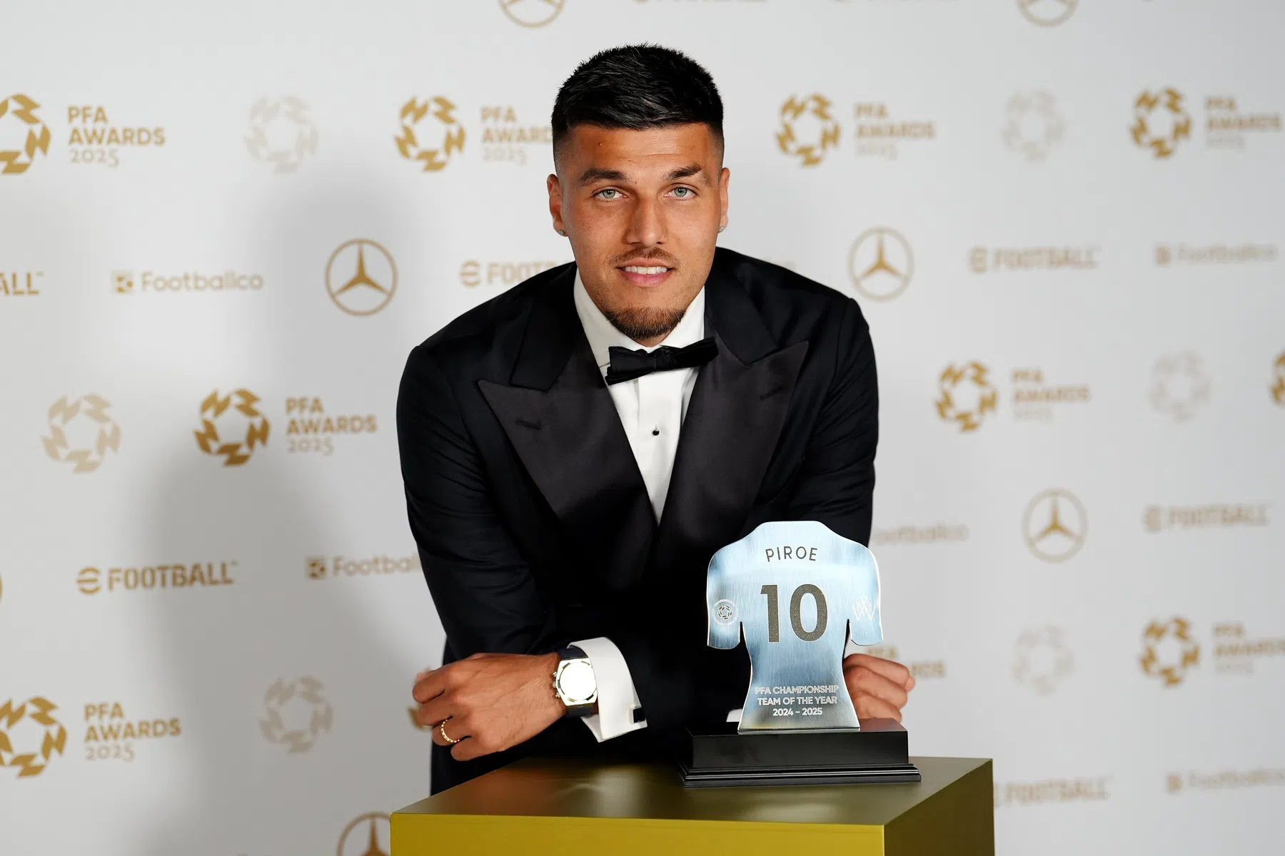 Piroe treedt in voetsporen legendes: 'Ik keek ademloos naar Van Persie en Suárez'