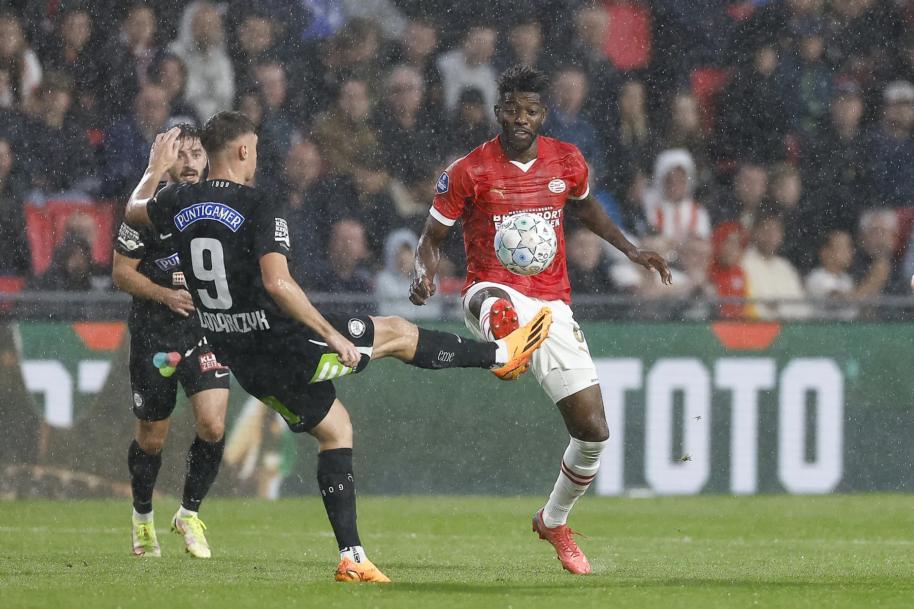 Excelsior bezig met spits uit Oostenrijk