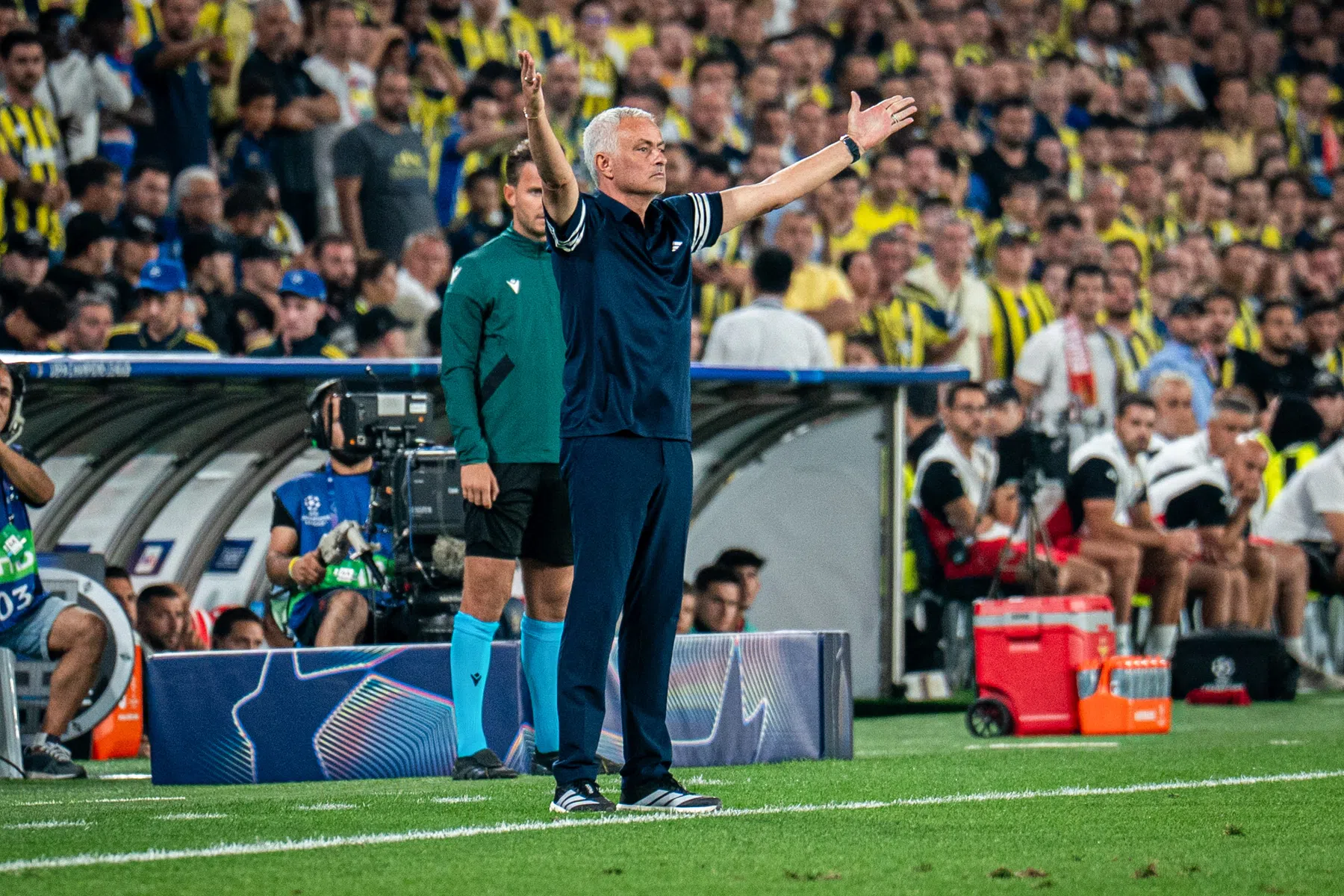 Mourinho respecteert speelstijl Benfica: 'Wie ben ik om kritiek te uiten?'