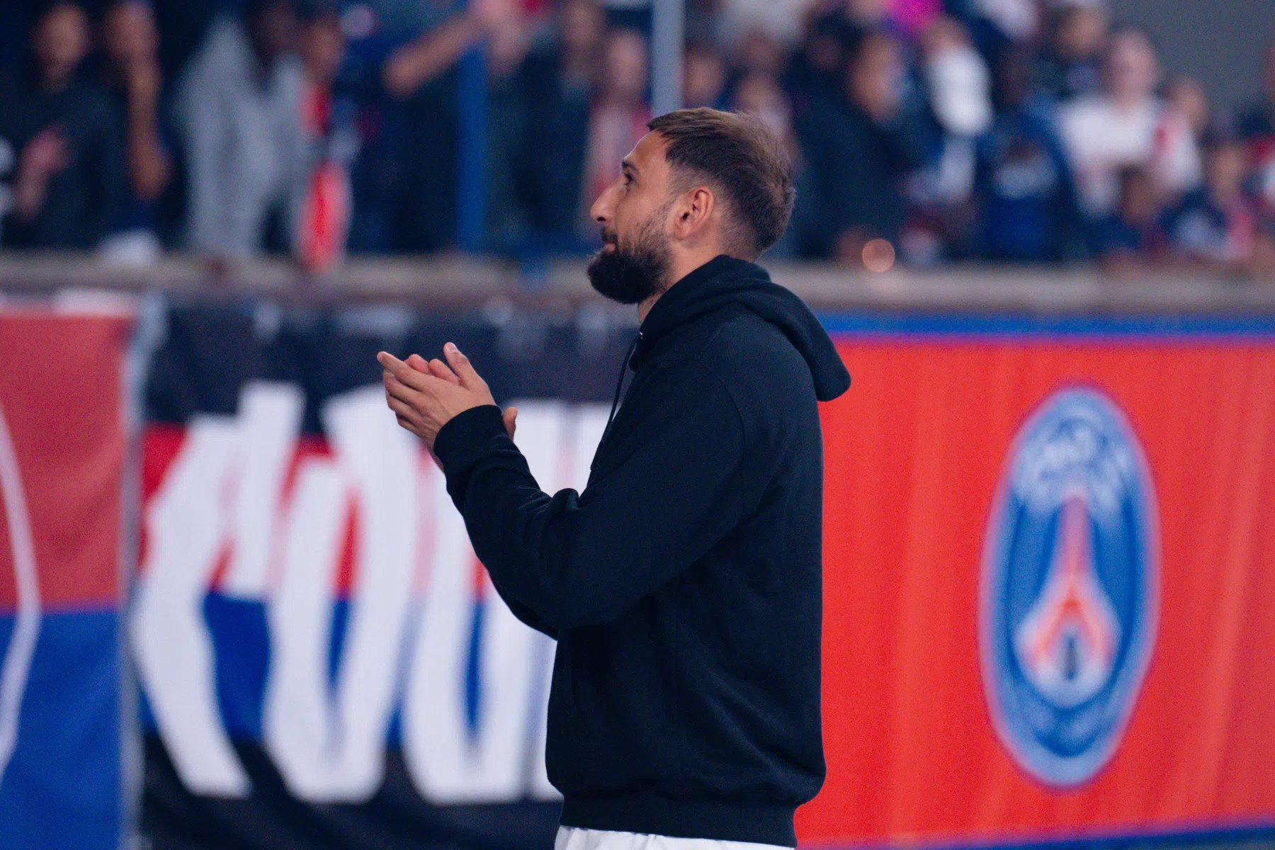 Geëmotioneerde Donnarumma neemt afscheid van PSG-fans