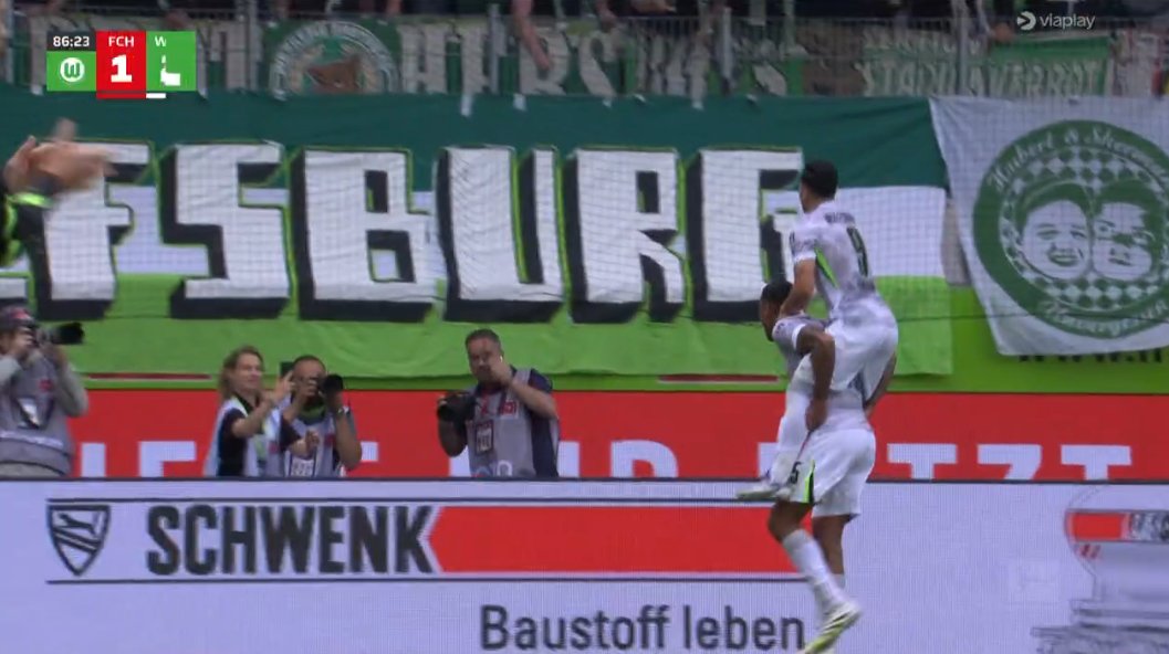 Gouden wissels Simonis leiden Wolfsburg naar flitsende start in Bundesliga