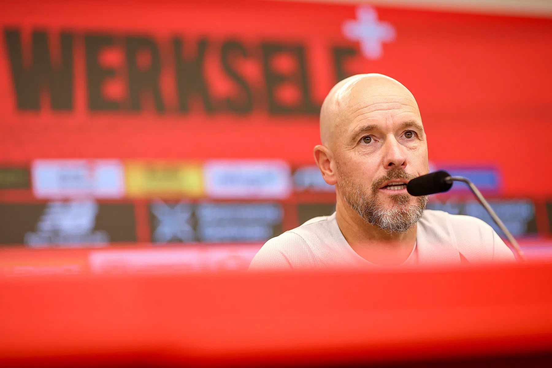 Ten Hag en Flekken vragen om tijd na nederlaag in openingswedstrijd