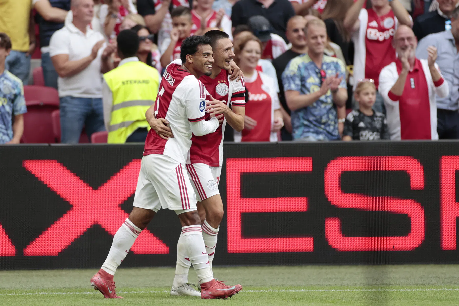 Dominant Ajax heeft vizier niet op scherp, maar wint wel