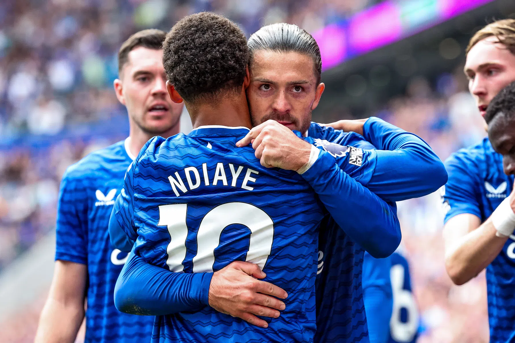 Grealish neemt Everton bij de hand in fonkelnieuwe thuishaven