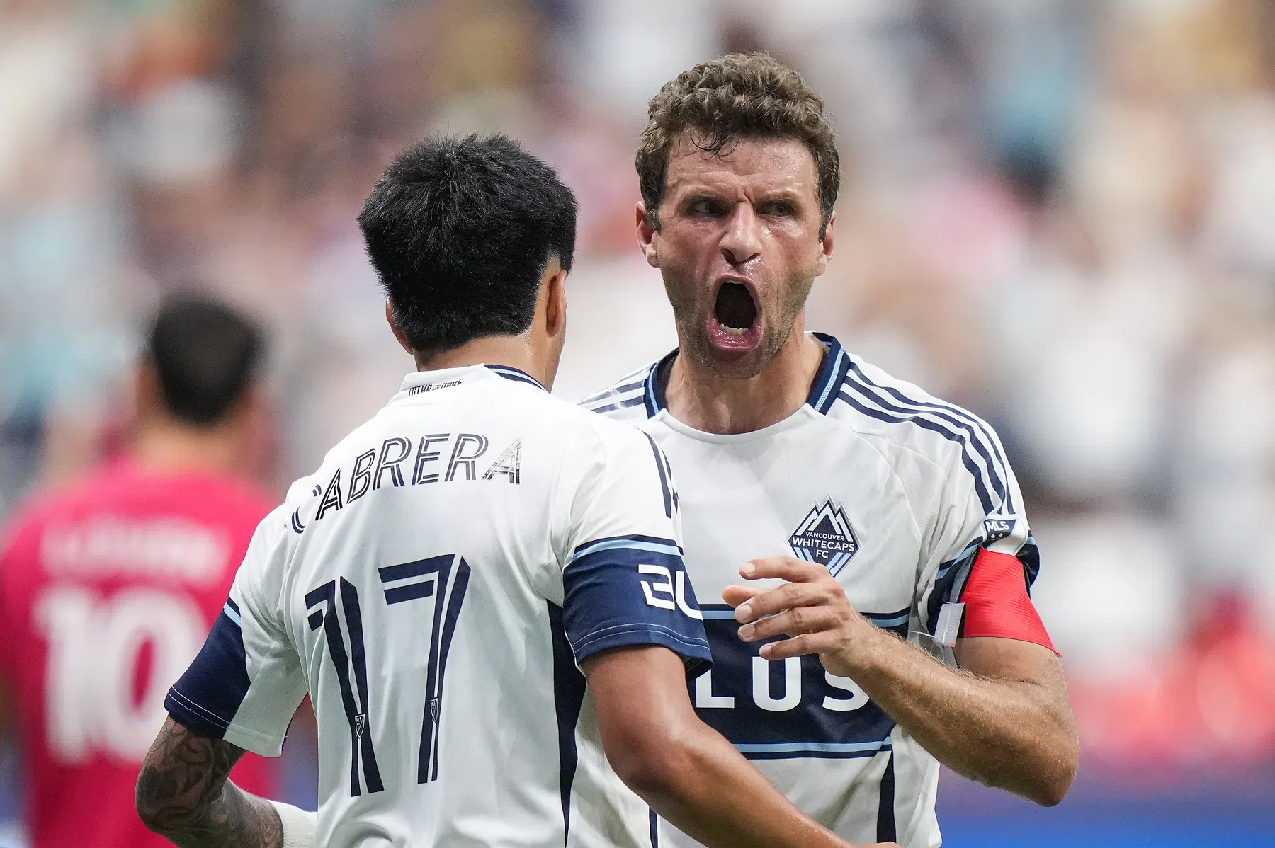 Müller bekroont eerste basisplaats met waanzinnig laat doelpunt