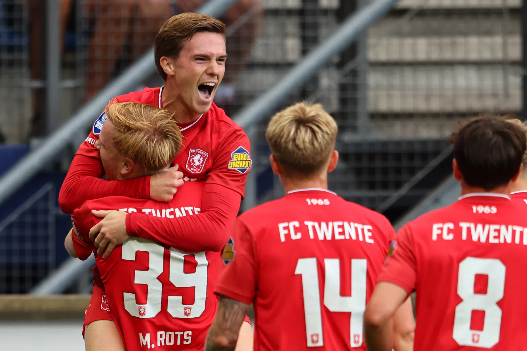 Twente overleeft Friese kansenregen en heeft eerste zege beet