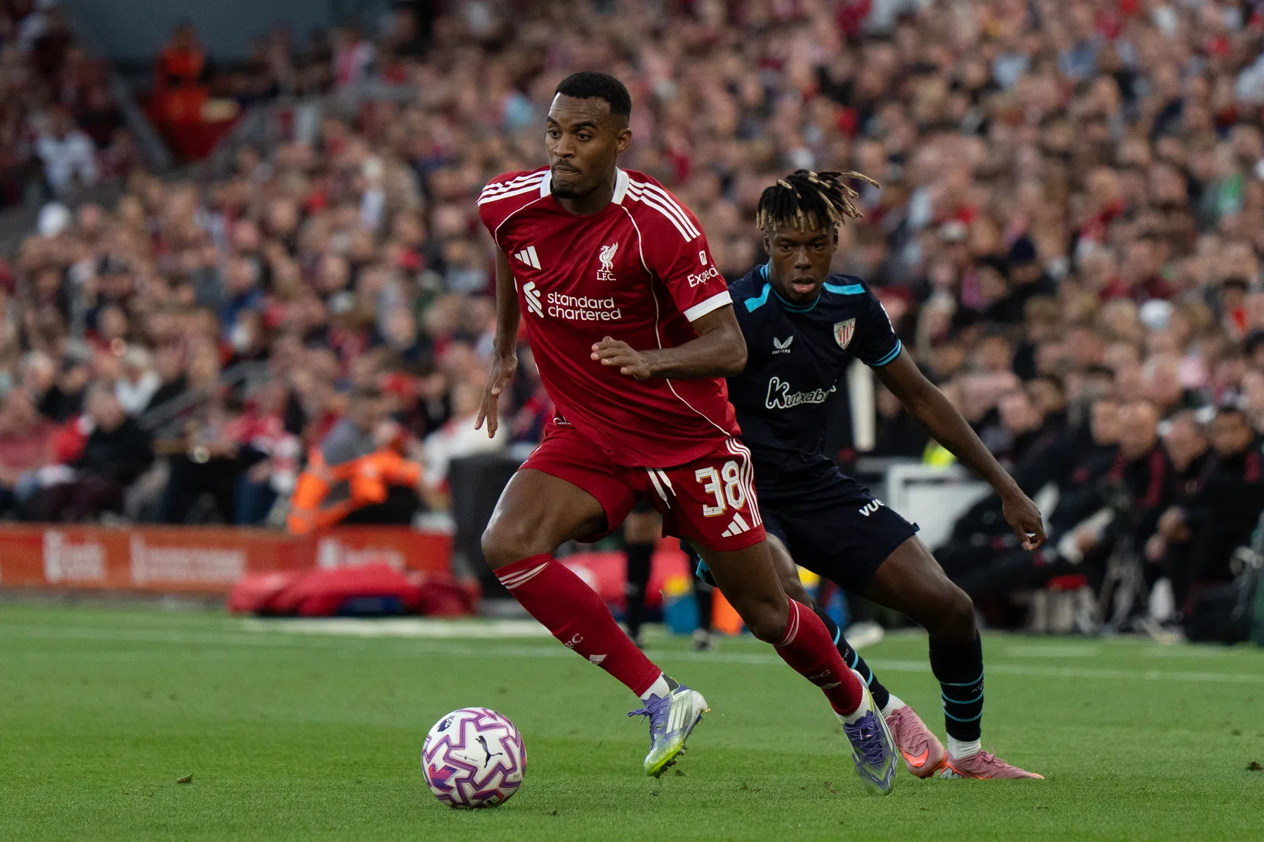 Gravenberch viert Premier League-rentree met fraaie goal in Newcastle