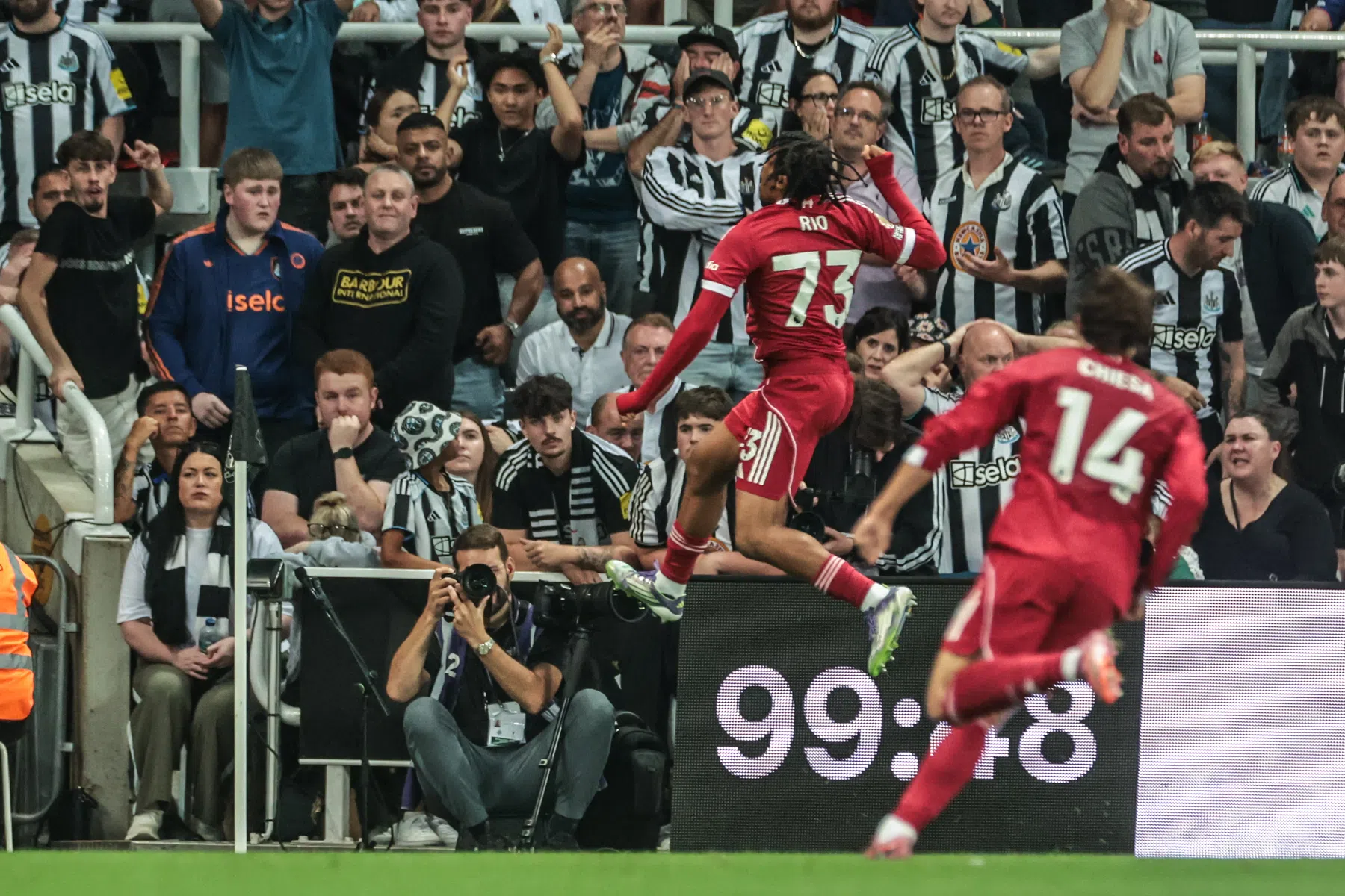 Zestienjarige invaller bezorgt Liverpool zege na thriller in Newcastle