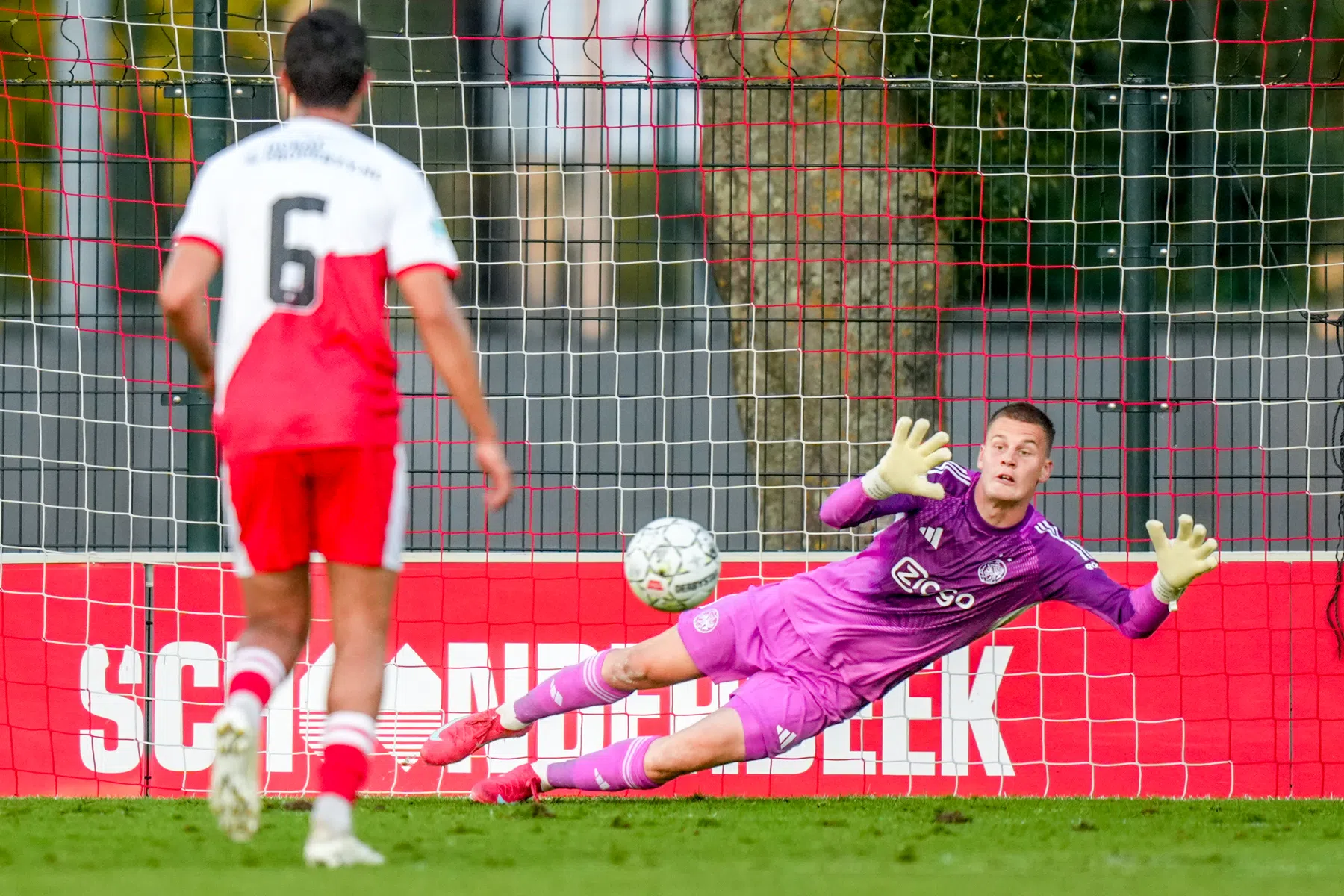 Ajax-doelman Heerkens pakt de spotlights met twee gekeerde strafschoppen
