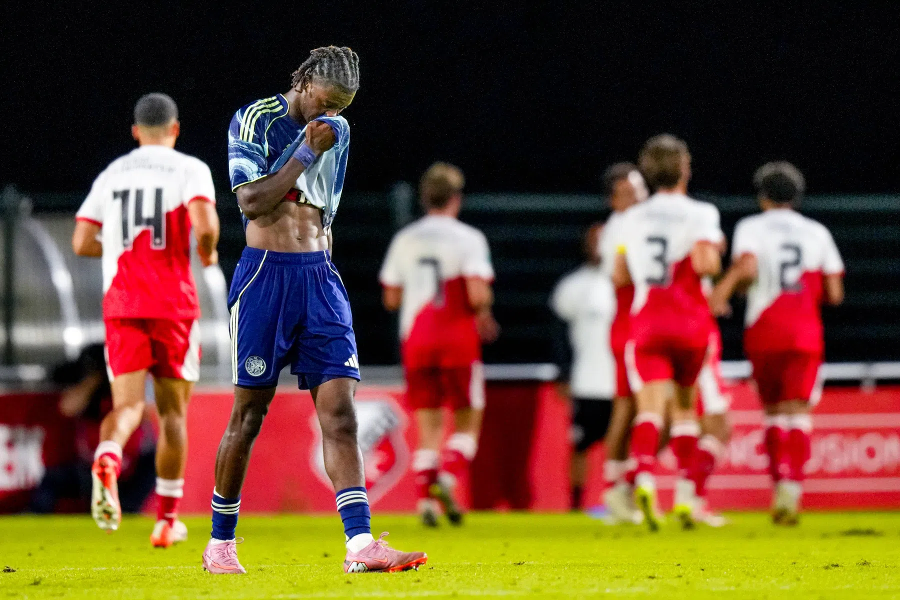 Versterkt Jong Ajax bij memorabel optreden Heerkens onderuit in spektakelstuk