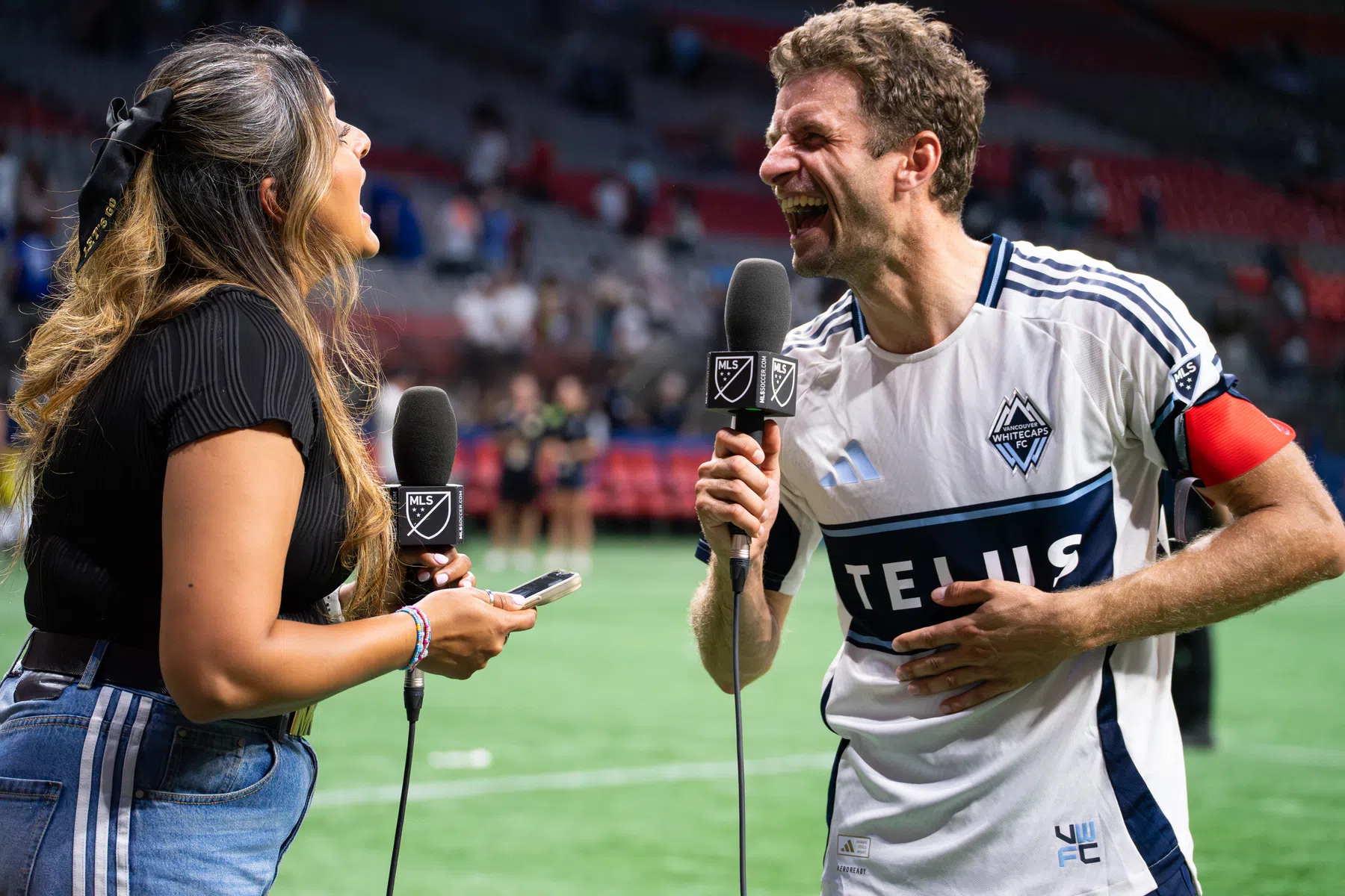 Müller krijgt lachers op zijn hand met verspreking op persconferentie