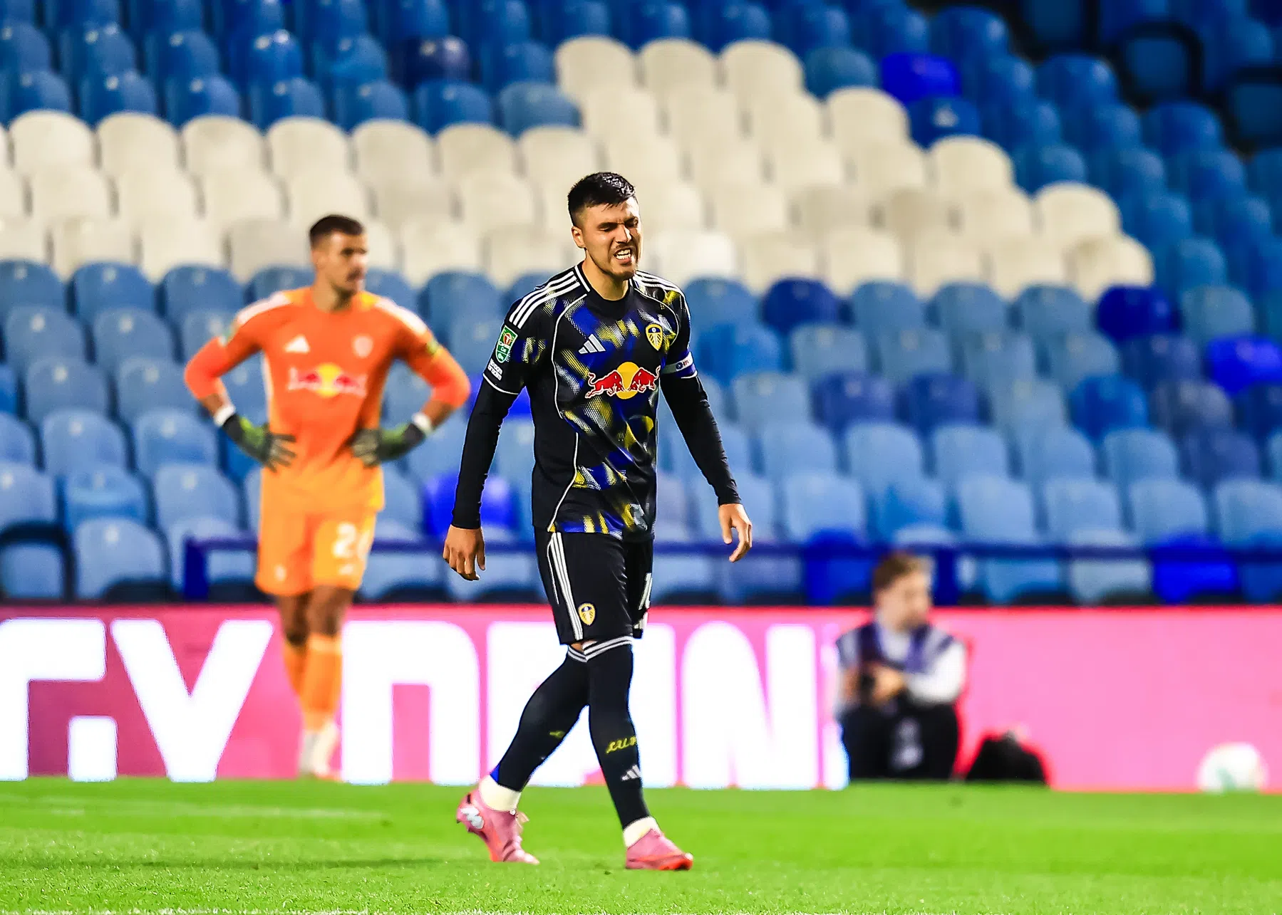 Leeds-manager schaamt zich na bekerblamage en bespreekt misser Piroe