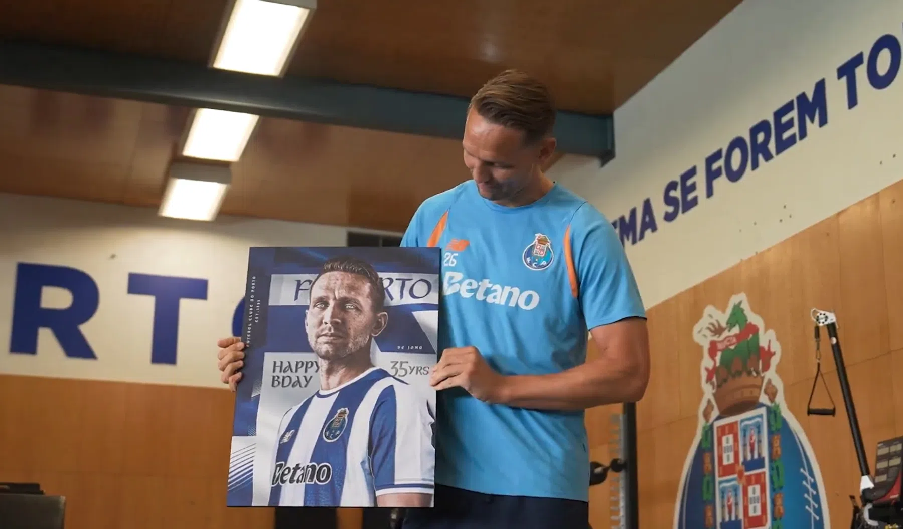 Luuk de Jong viert verjaardag bij FC Porto op z'n Portugees